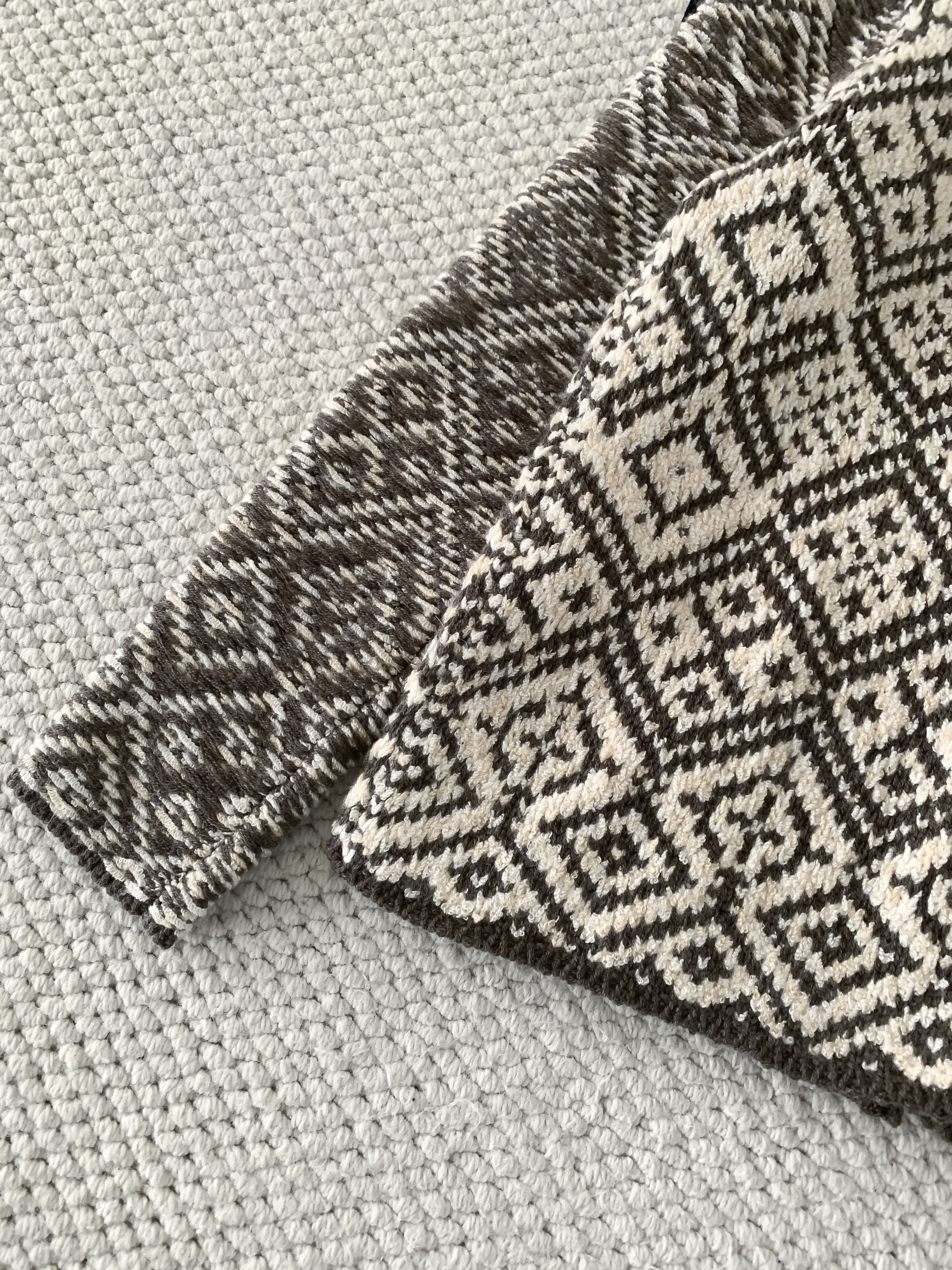 Кардиган женский в стиле Loro Piana с жаккардовым узором бежево-коричневого цвета