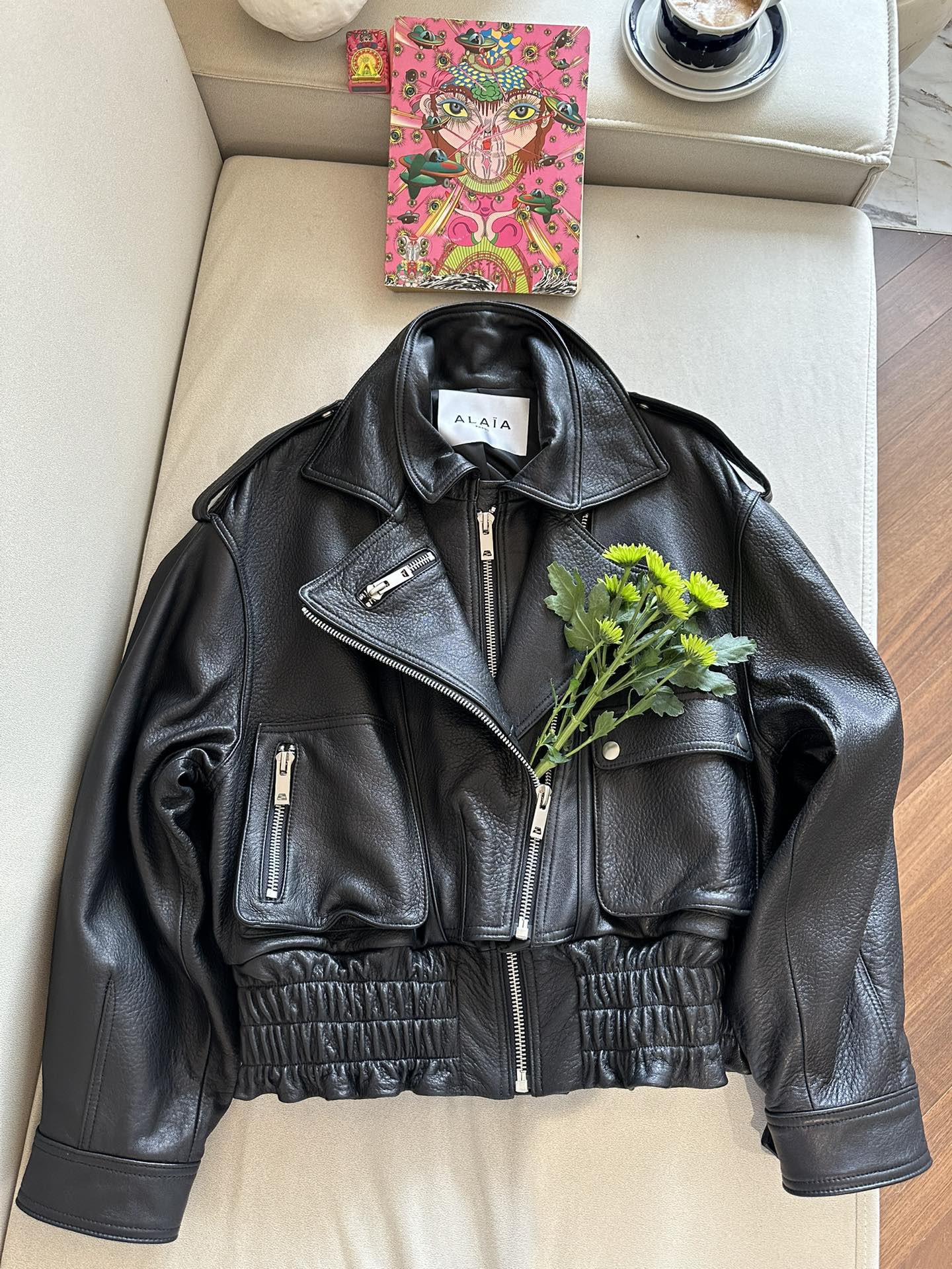 Куртка женская в стиле Alaïa из натуральной кожи чёрного цвета укороченная с акцентным поясом