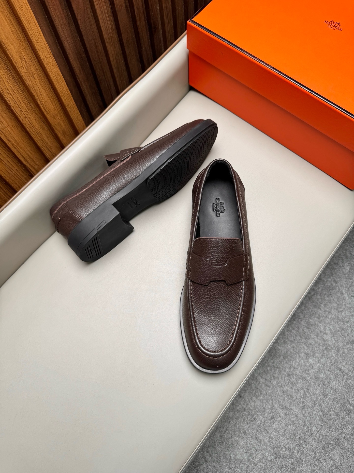 Лоферы мужские в стиле Hermes из натуральной кожи коричневого цвета