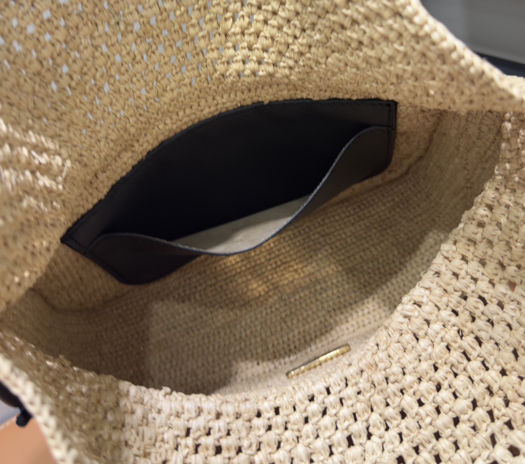 Сумка женская в стиле Loewe Paula’s Ibiza Ola бежевого цвета с цепью