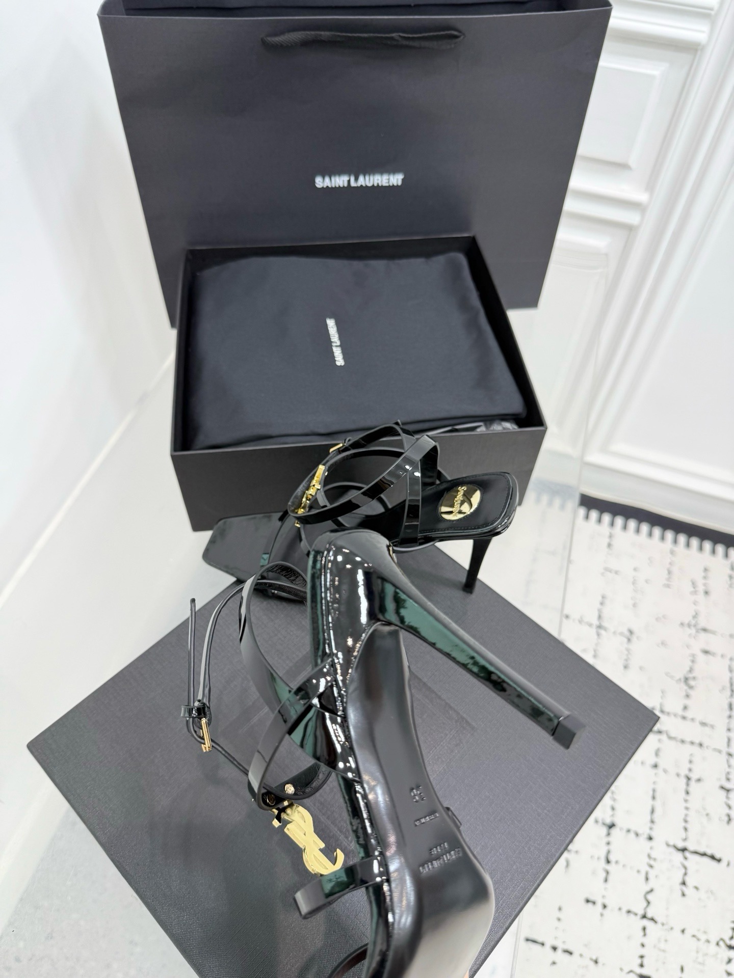 Босоножки женские в стиле Saint Laurent из лаковой натуральной кожи черного цвета