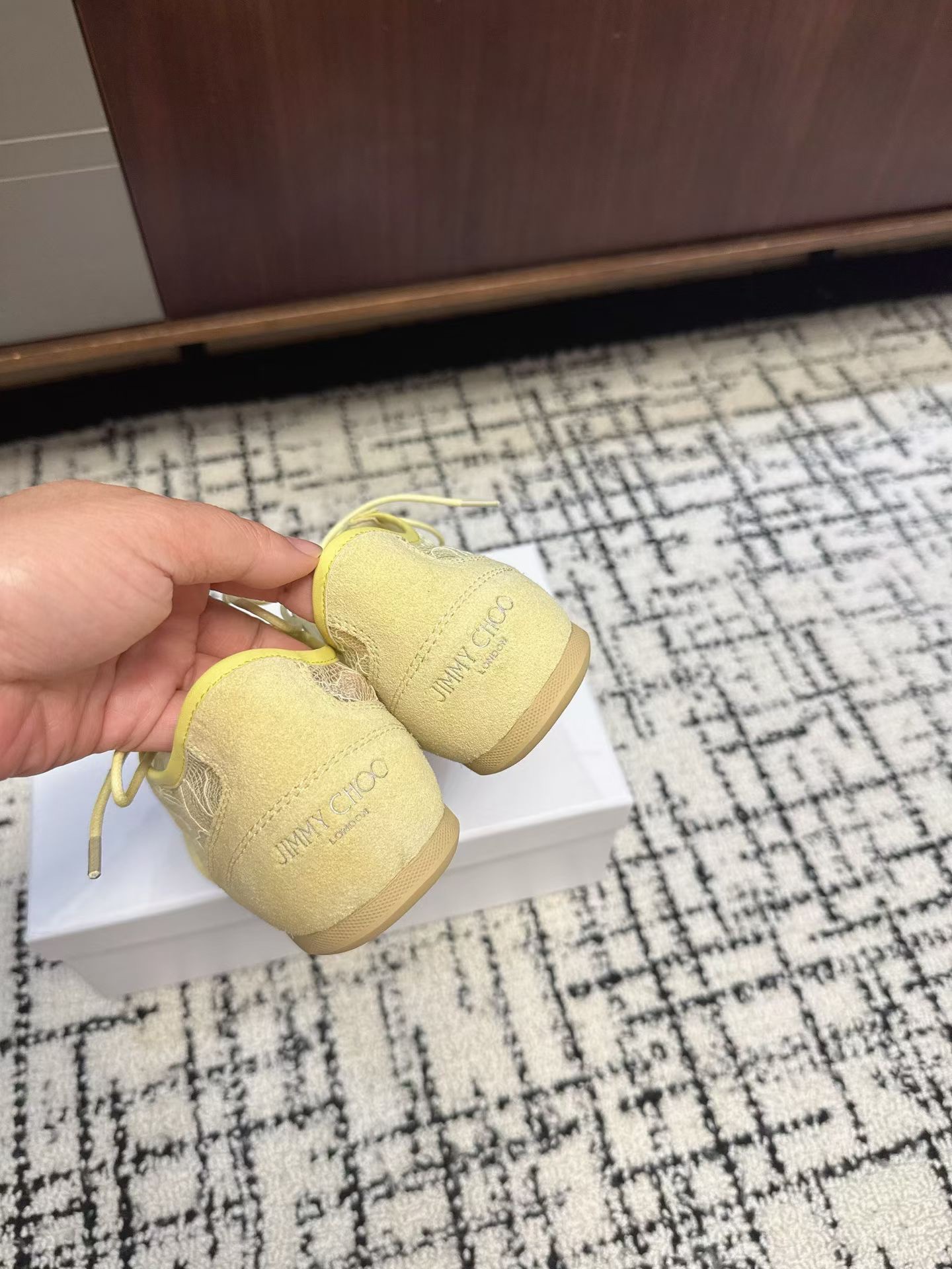 Кроссовки женские в стиле Jimmy Choo жёлтого цвета