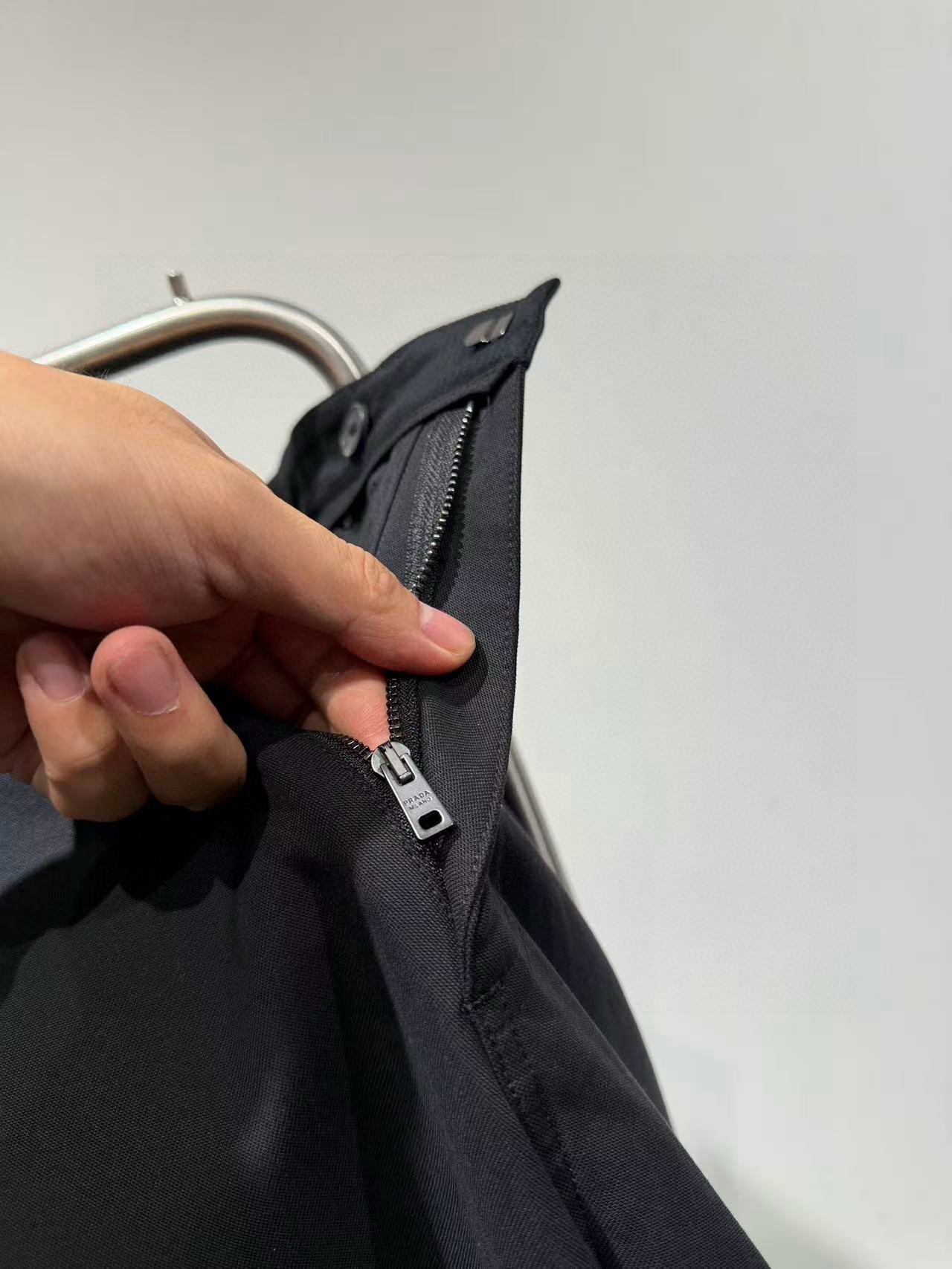 Брюки мужские в стиле Prada из хлопка чёрного цвета с эластичным поясом