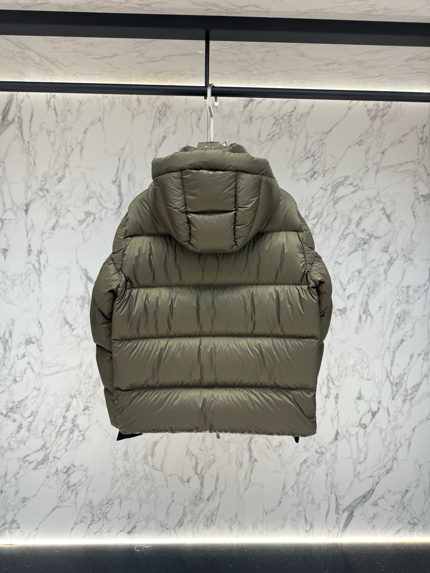 Пуховик мужской Burberry цвета хаки с капюшоном и натуральным пухом