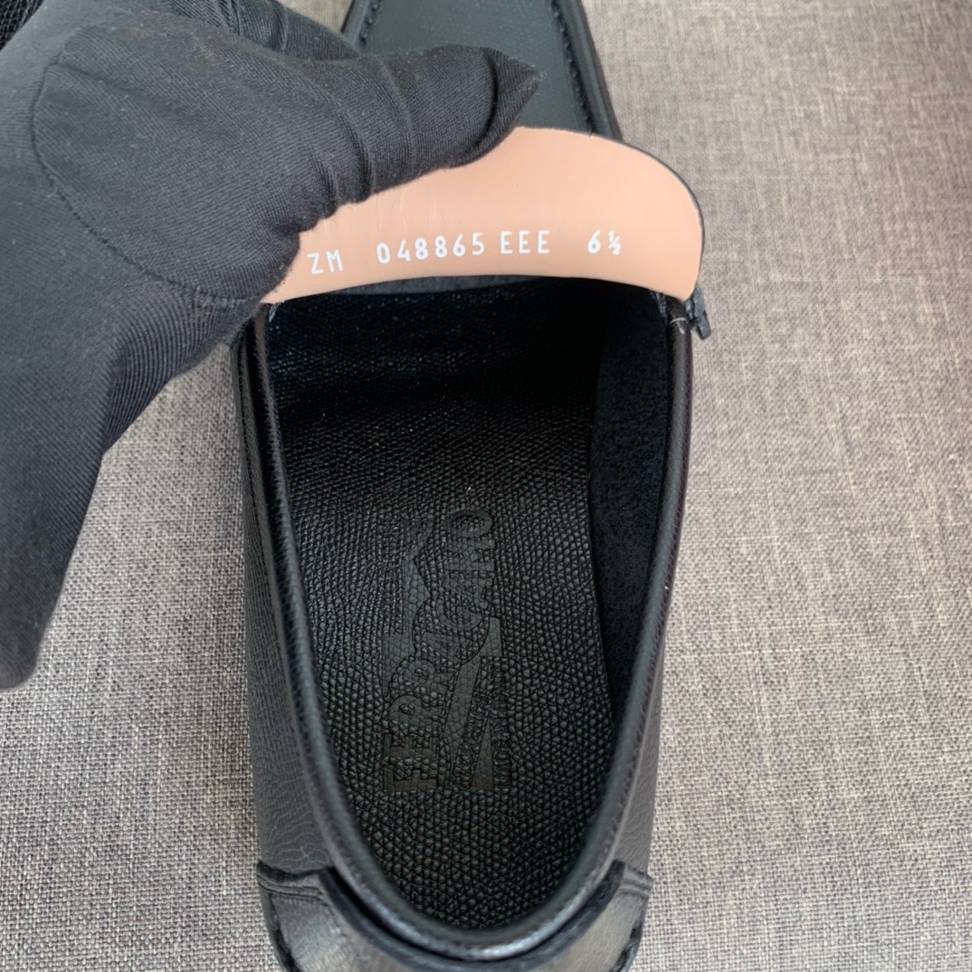 Лоферы мужские в стиле Salvatore Ferragamo из натуральной кожи с ладонной текстурой черного цвета