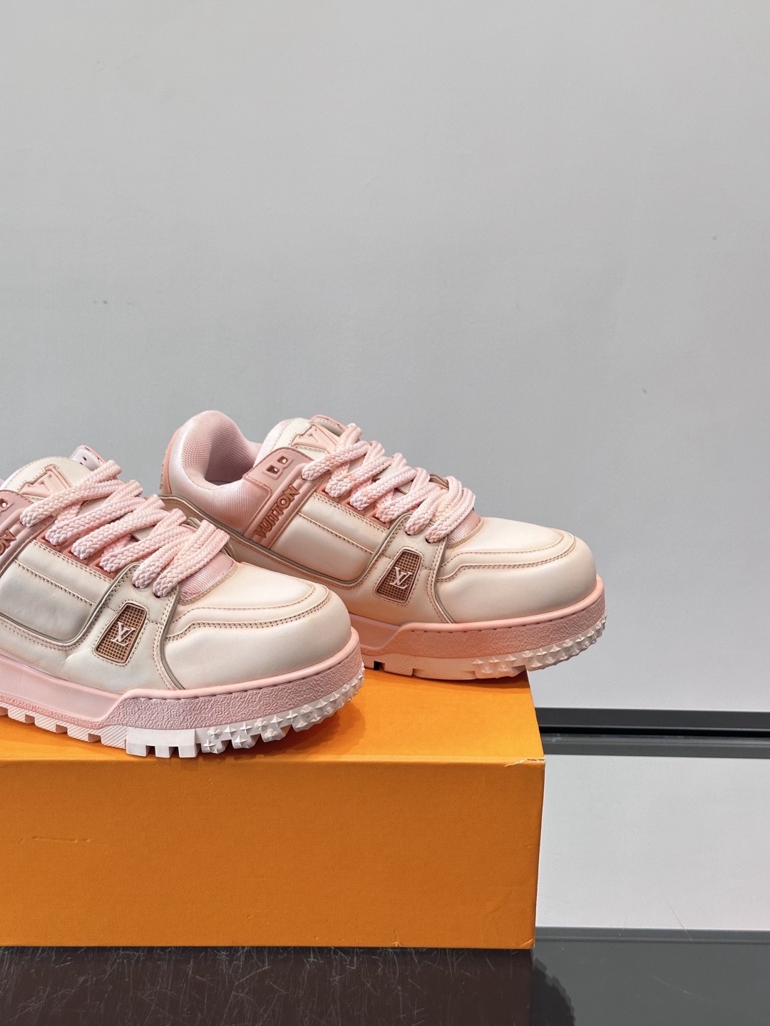 Кроссовки унисекс в стиле Louis Vuitton Trainer розового цвета