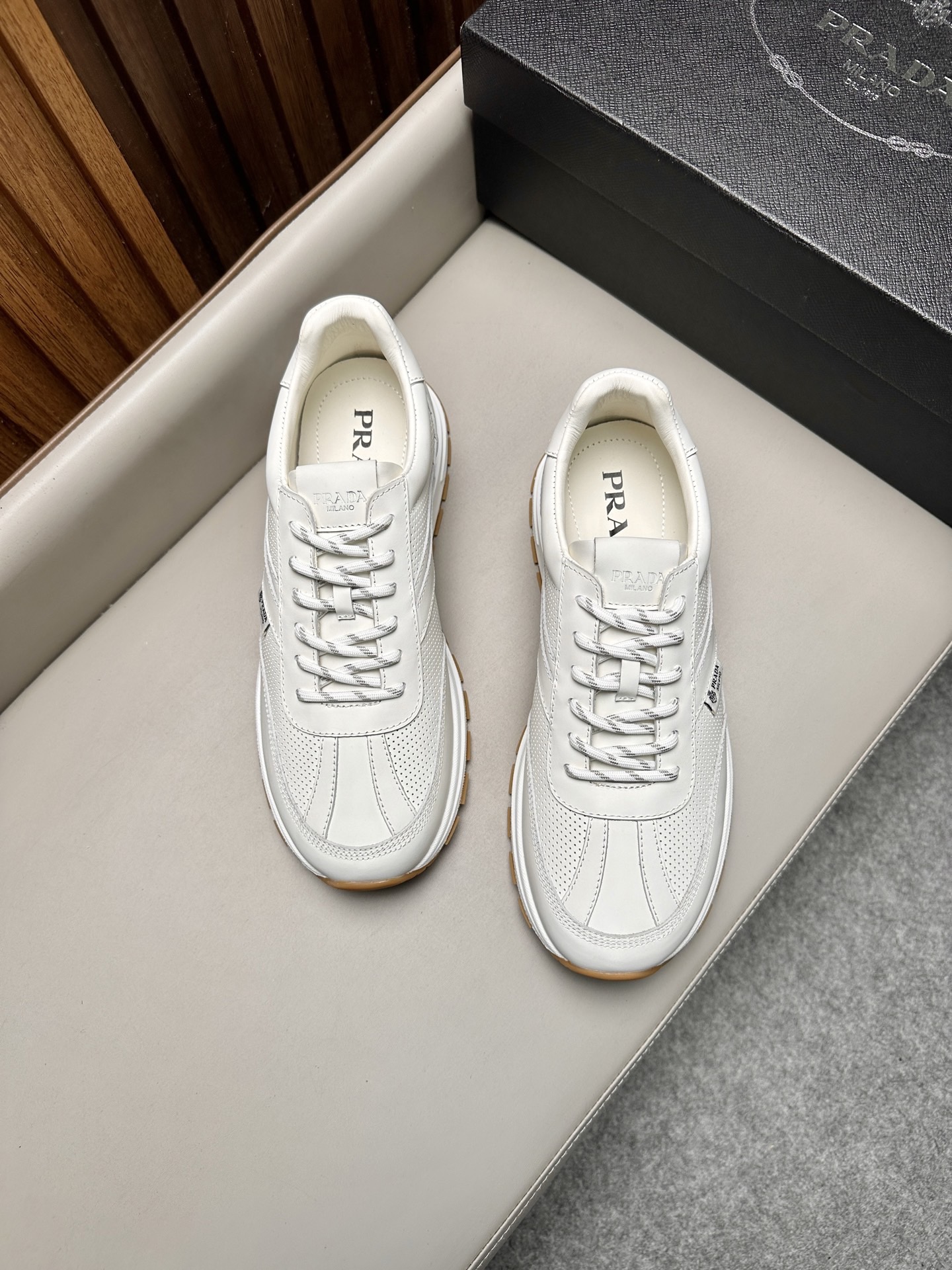 Кроссовки мужские Prada белого цвета