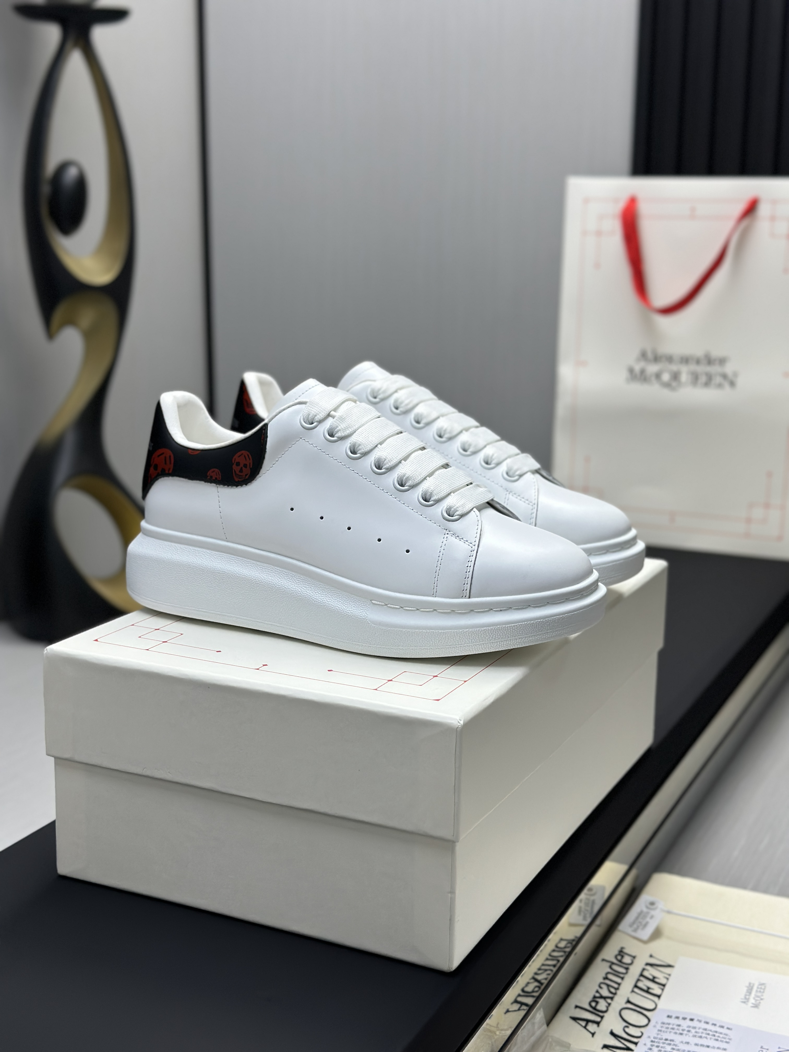 Кроссовки в стиле Alexander McQueen Oversized Sneaker белого цвета с контрастной пяткой