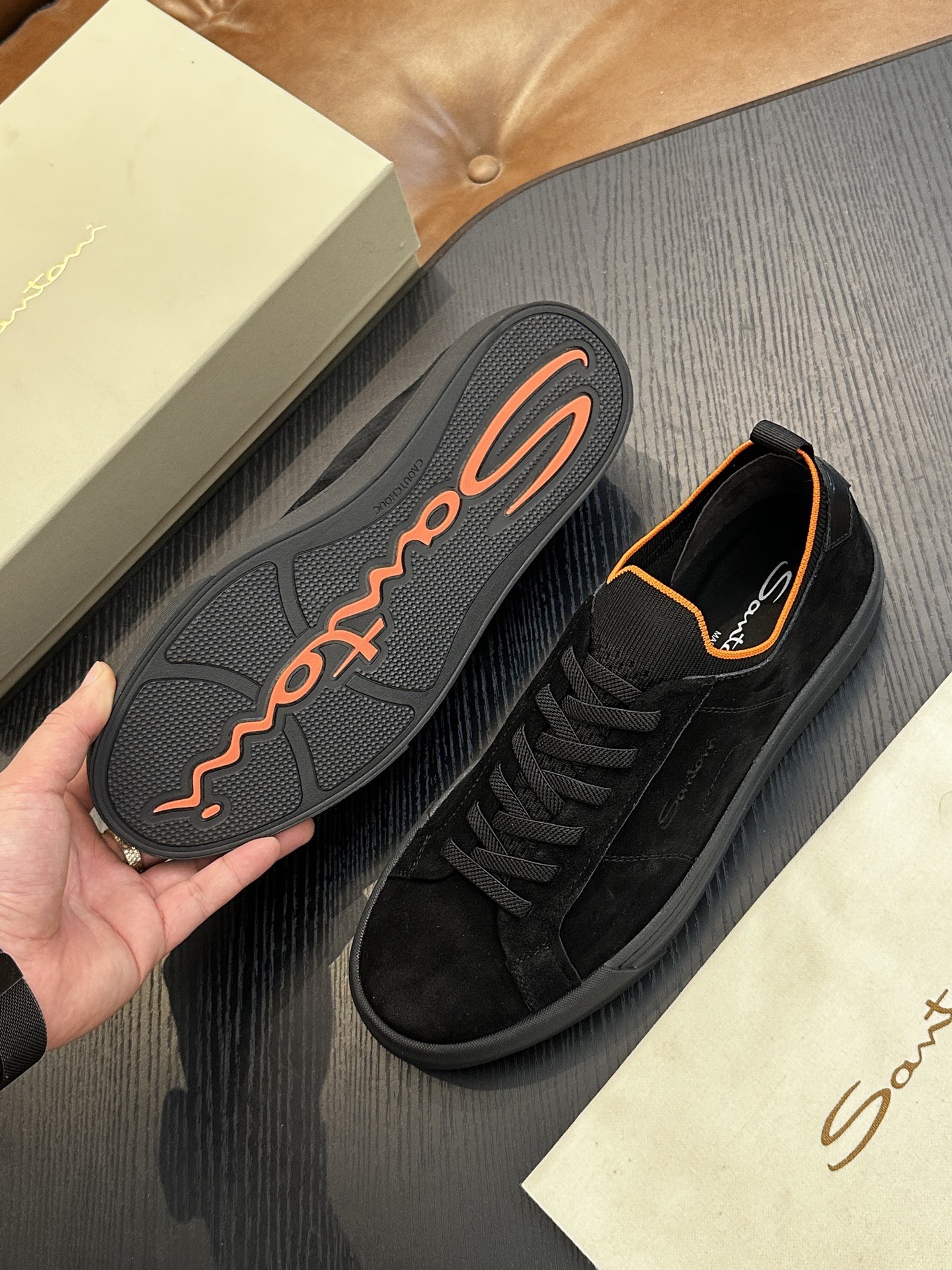 Кроссовки мужские в стиле Santoni из натуральной кожи черного цвета