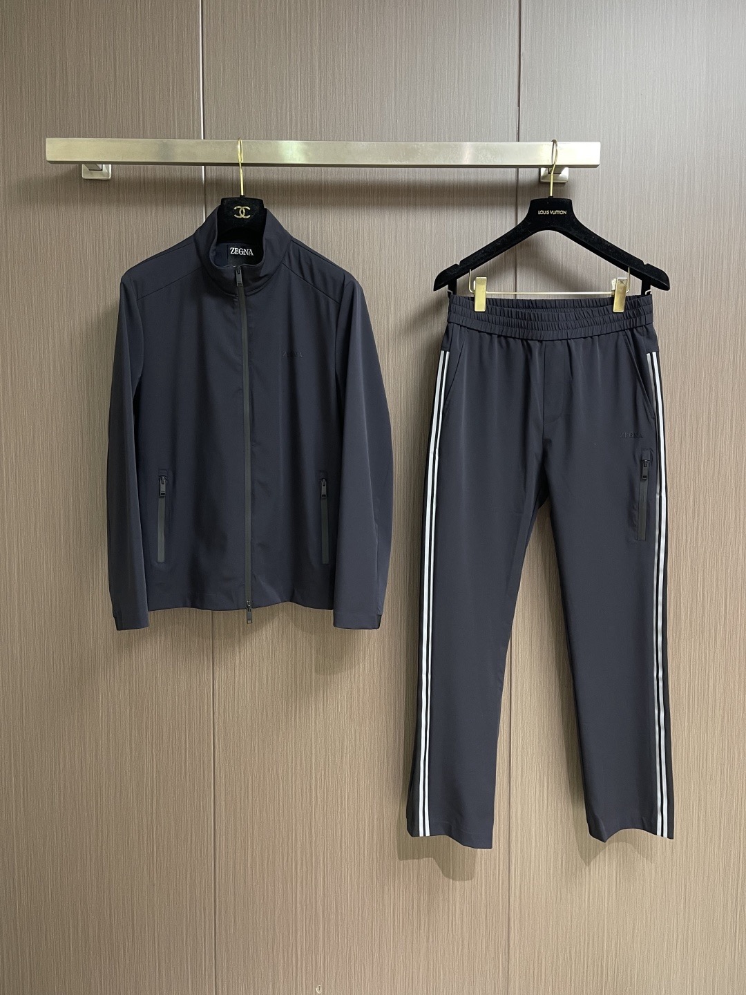 Костюм мужской в стиле Zegna тёмно-серого цвета с лампасами