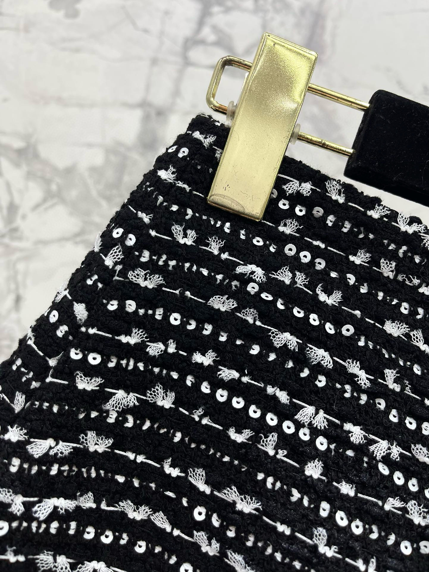 Юбка женская в стиле Chanel из твида с пайетками и отделкой перьями чёрного цвета