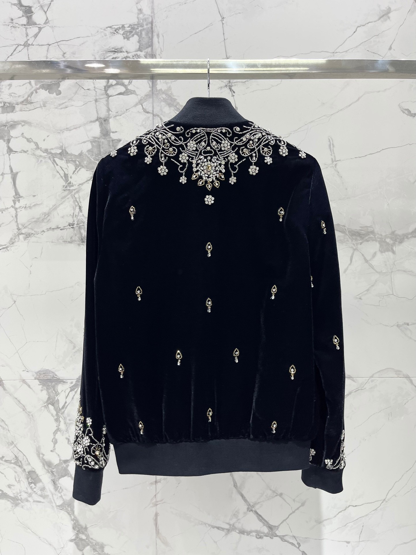 Жакет женский в стиле Celine из бархатной ткани чёрного цвета с ручной вышивкой и жемчужным декором