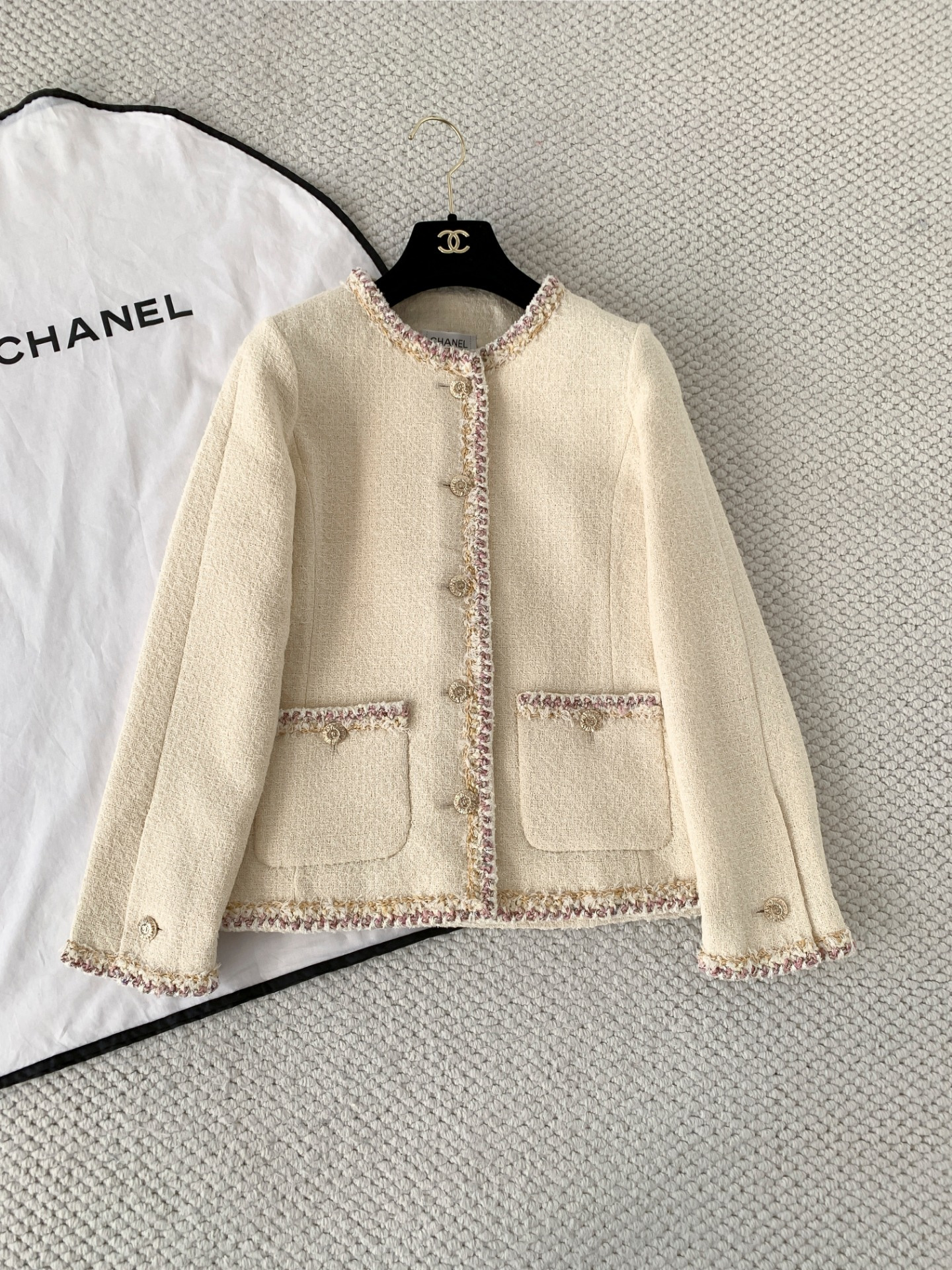 Жакет женский в стиле Chanel 26C молочно-белого цвета с декоративной тесьмой