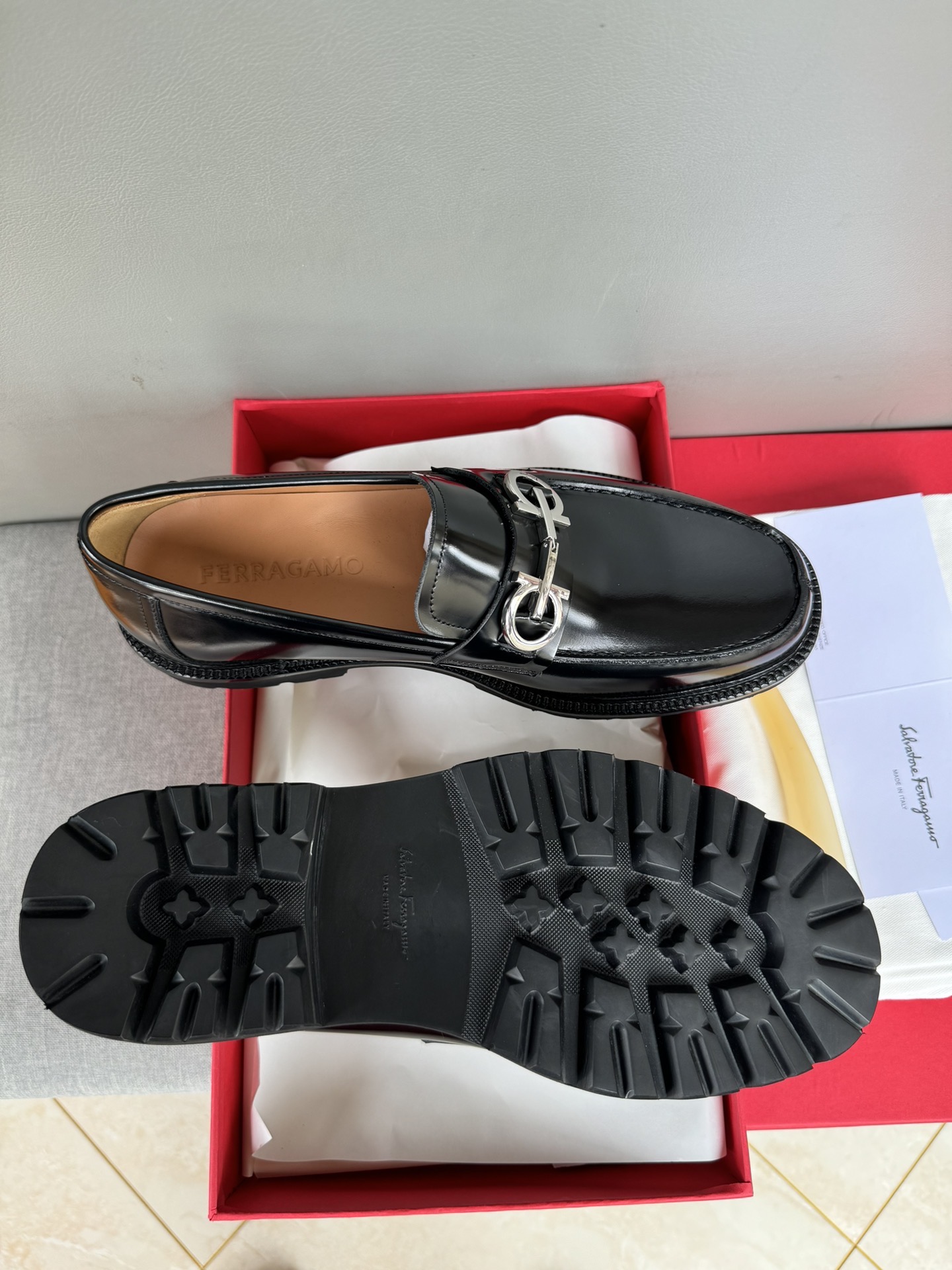 Лоферы мужские в стиле Salvatore Ferragamo с металлической пряжкой чёрного цвета