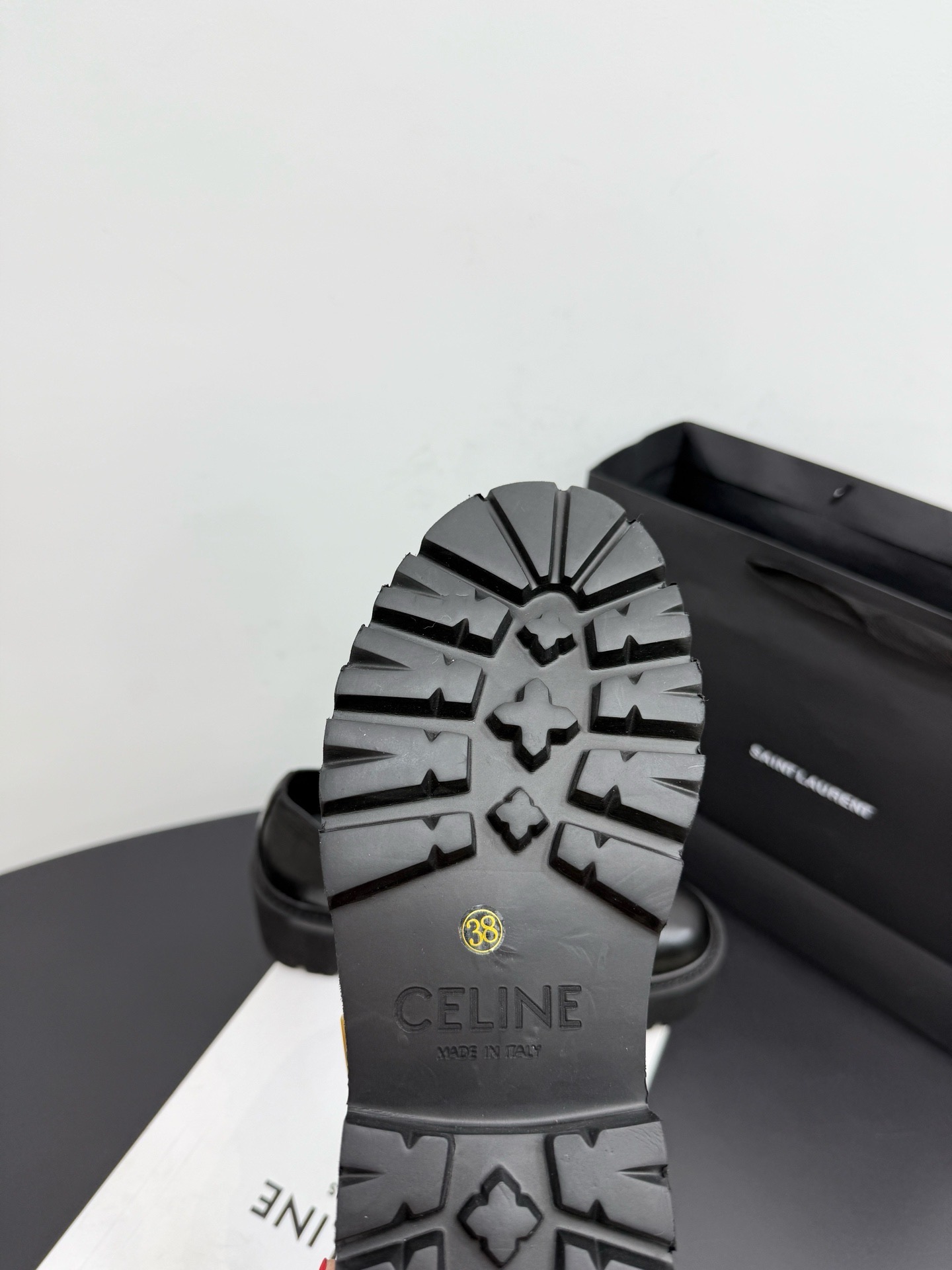 Лоферы женские в стиле Celine с ремешком из натуральной кожи черного цвета