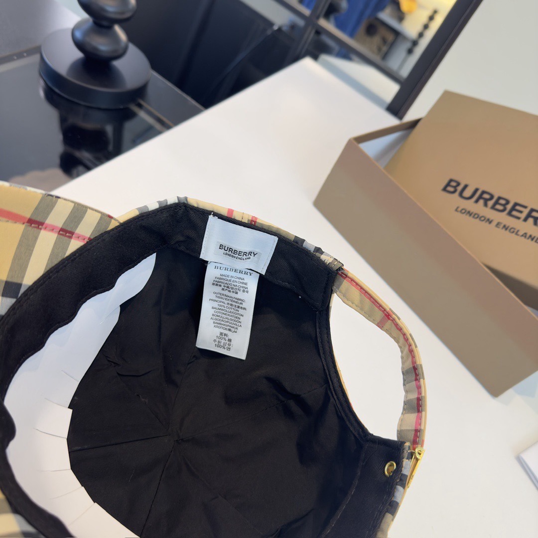 Кепка женская в стиле Burberry бежевого цвета в клетку