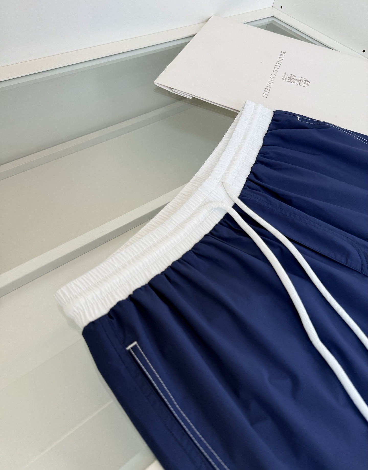 Шорты мужские в стиле Brunello Cucinelli синего цвета с контрастным поясом (пляжные)