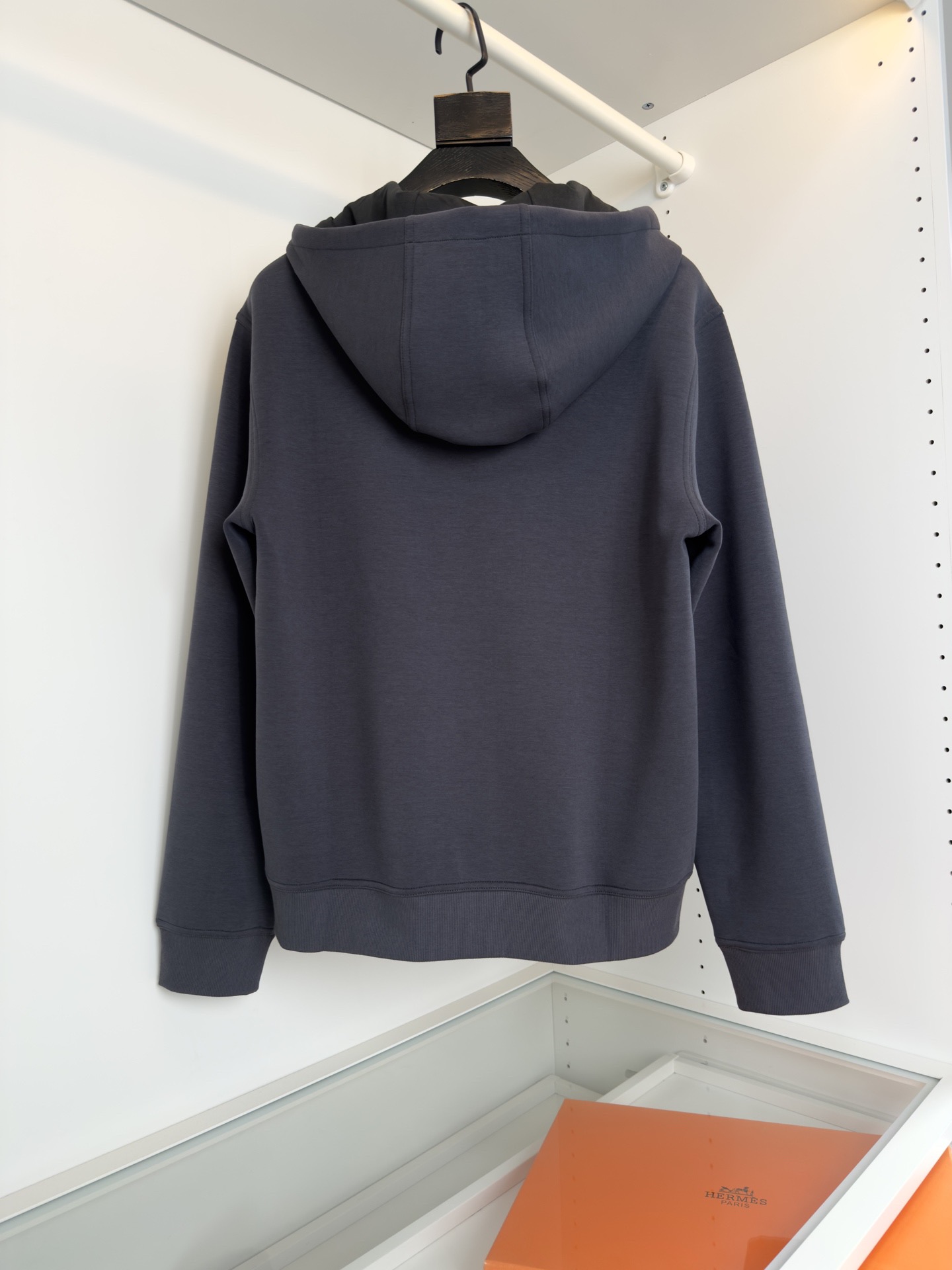 Худи мужское в стиле Hermès с капюшоном и вышивкой тёмно-серого цвета