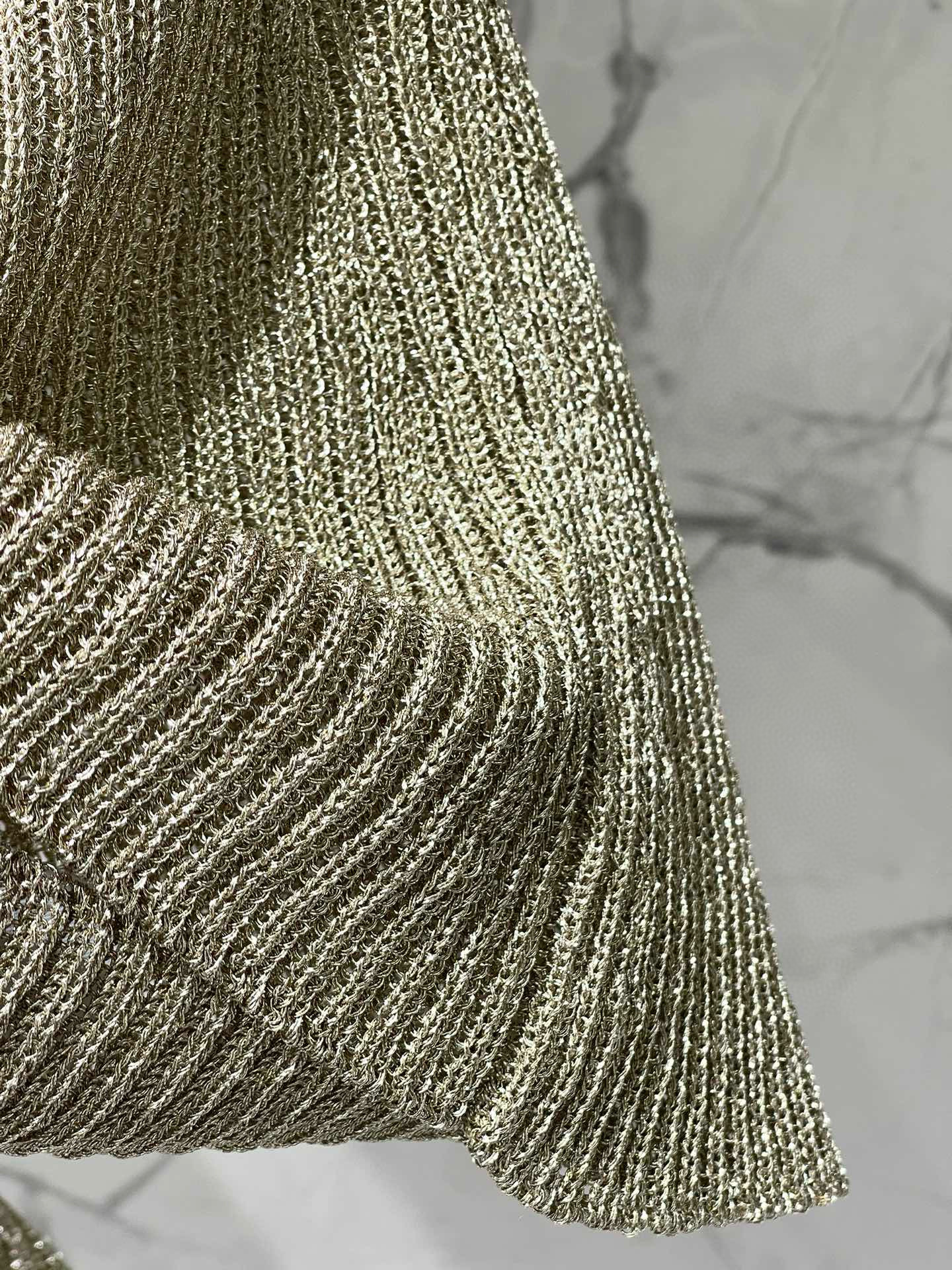 Платье женское трикотажное  в стиле Self-Portrait с воротником-хенли и золотистой отделкой. 