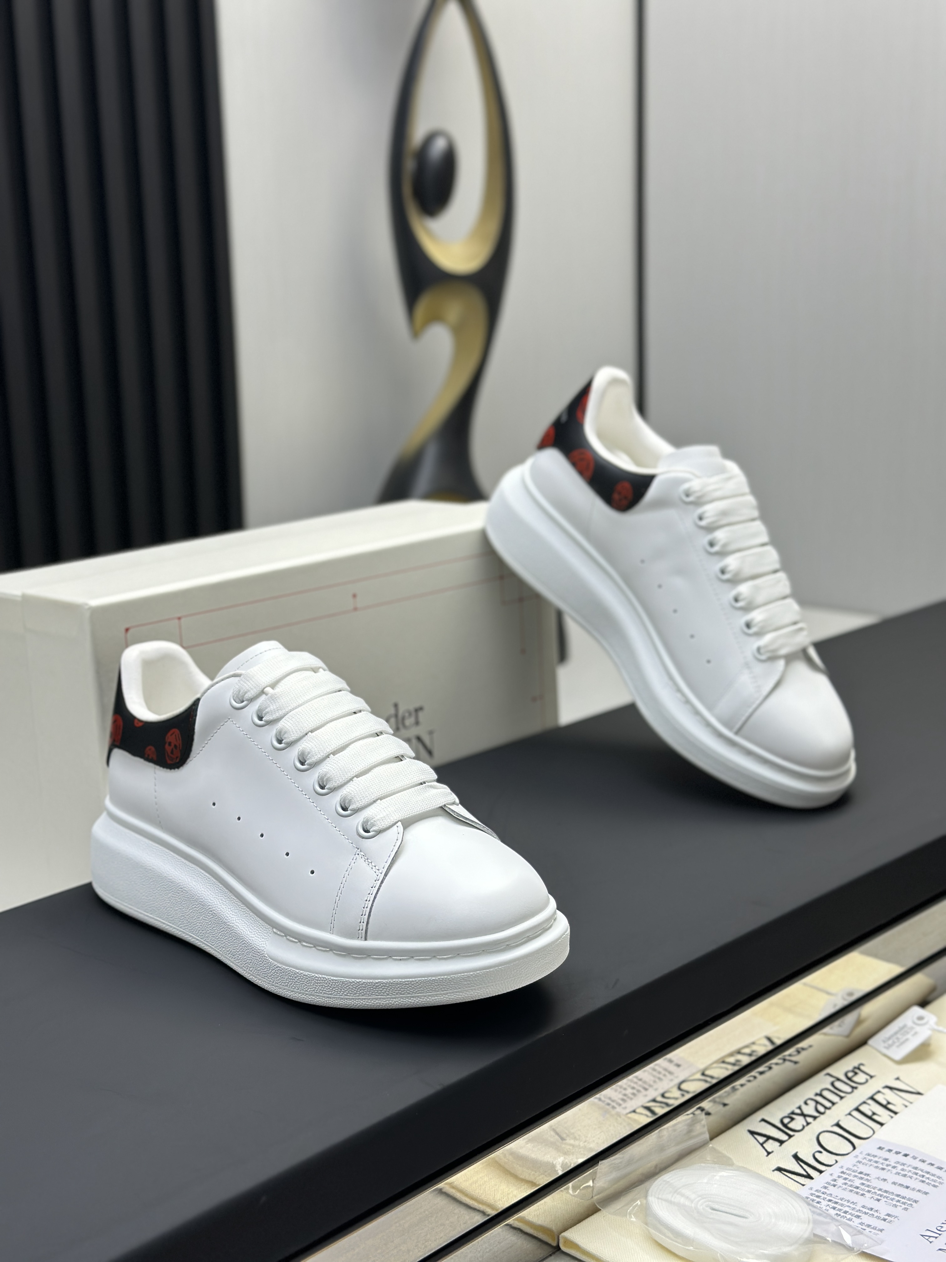Кроссовки в стиле Alexander McQueen Oversized Sneaker белого цвета с контрастной пяткой