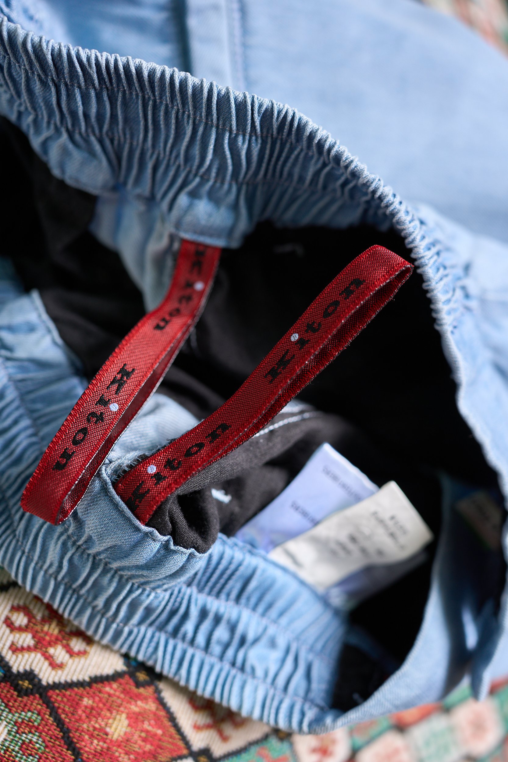 Шорты мужские в стиле Kiton светло-голубого цвета с фирменной фурнитурой
