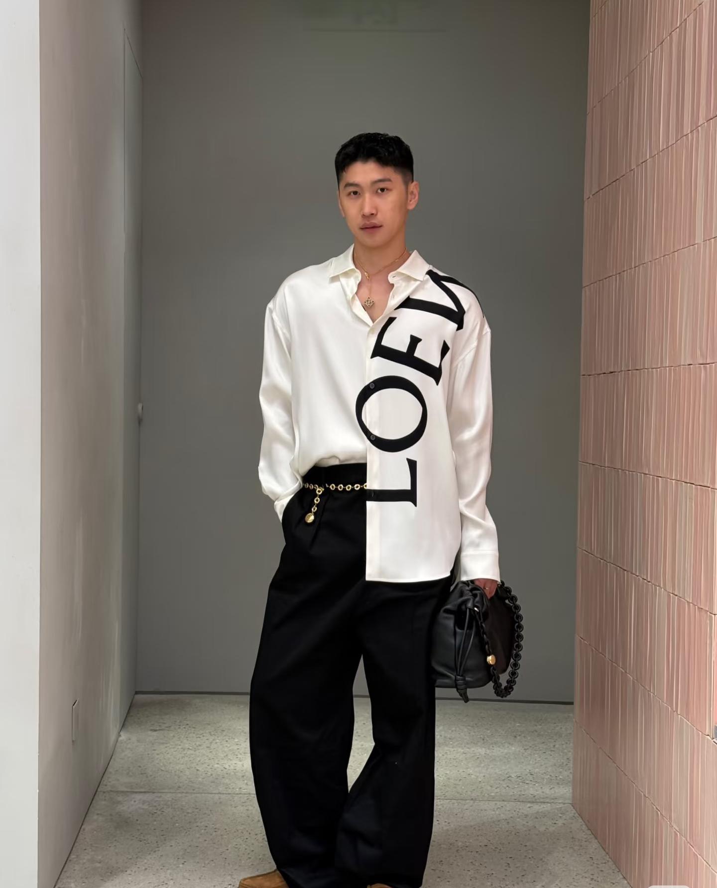 Рубашка унисекс в стиле Loewe белого цвета с логотипом 