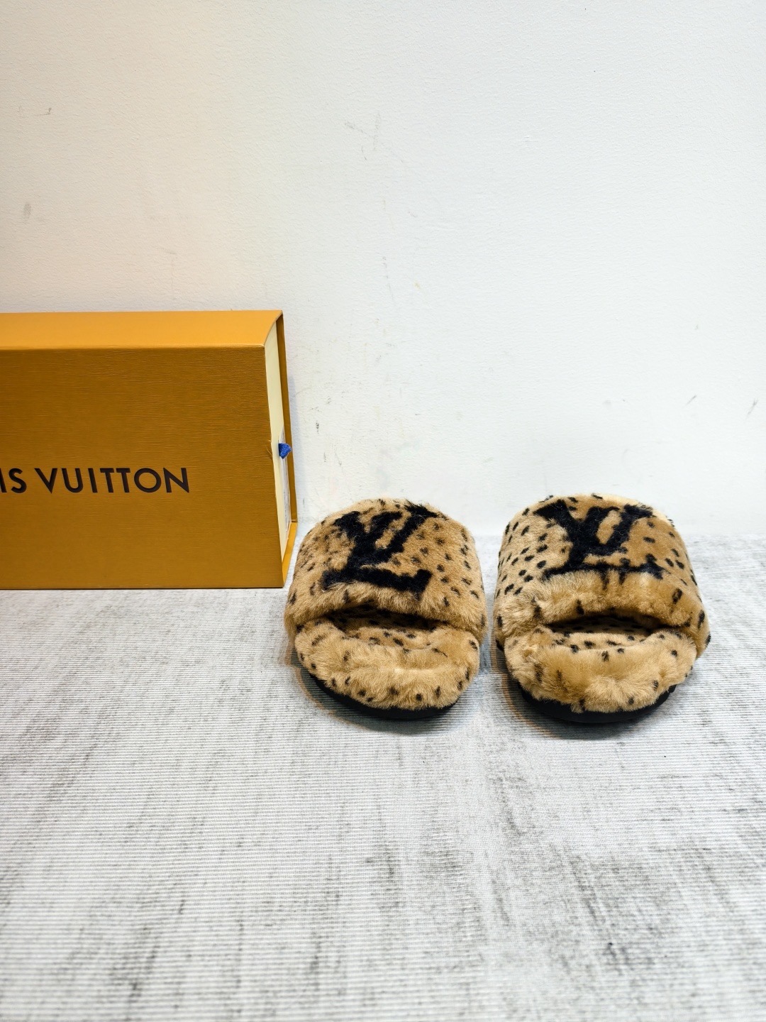 Шлепанцы женские Louis Vuitton коричневого цвета