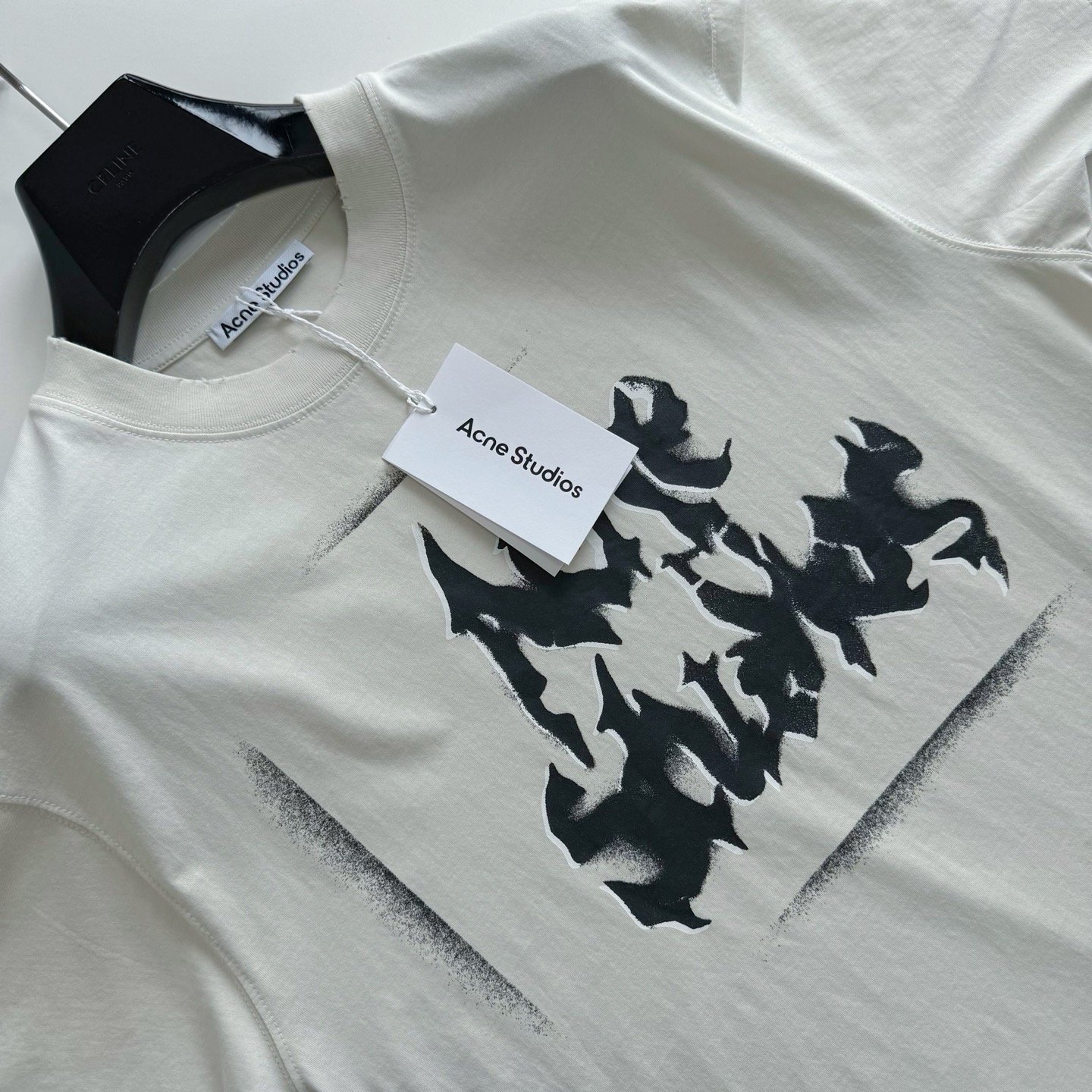 Футболка Acne Studios Sprayed Logo кремового цвета с графичным принтом