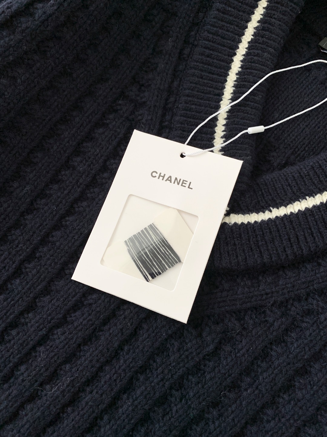 Свитер женский в стиле Chanel с V-образным вырезом синего цвета