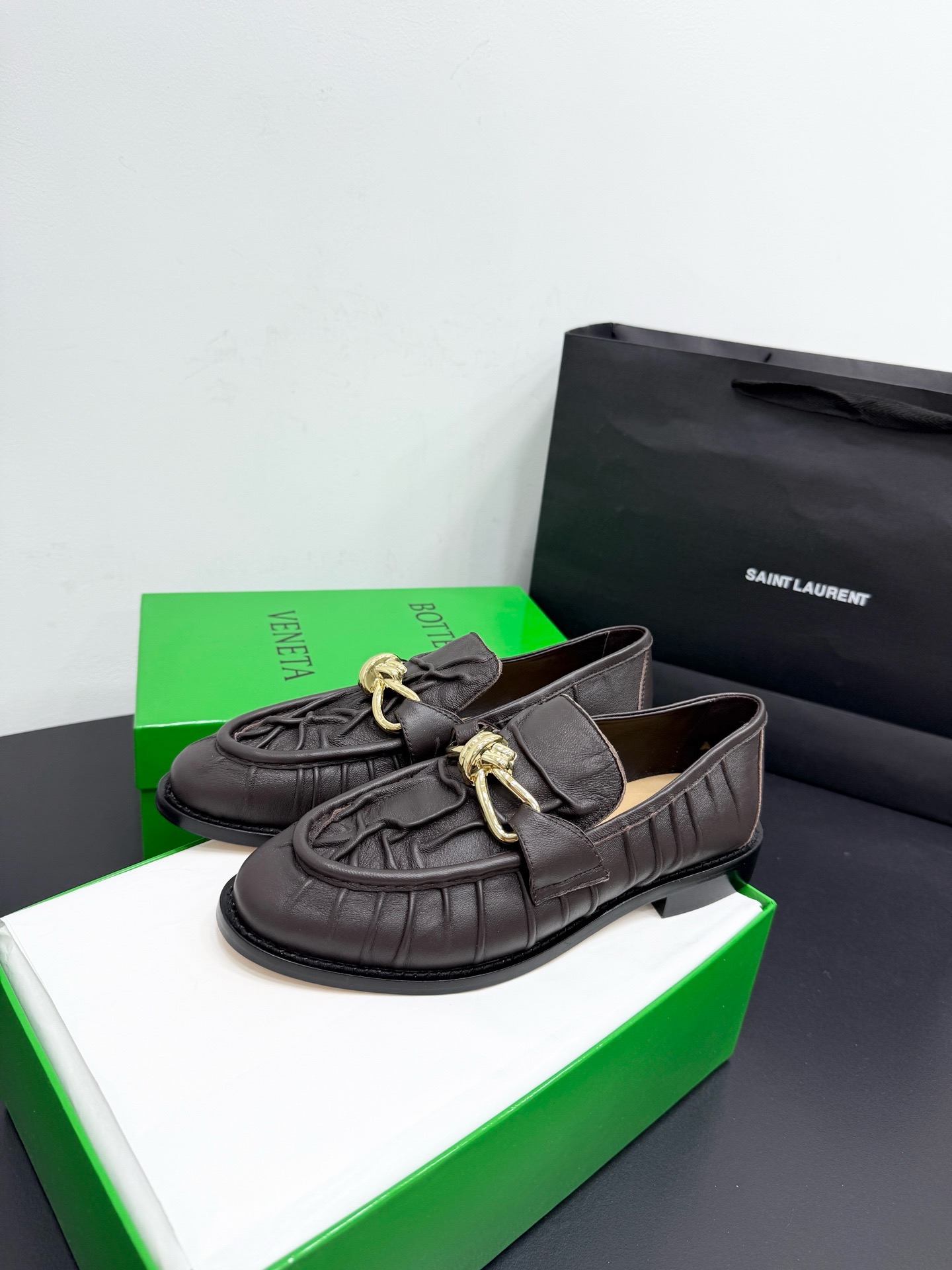 Лоферы женские Bottega Veneta Astaire с металлическим декором коричневого цвета