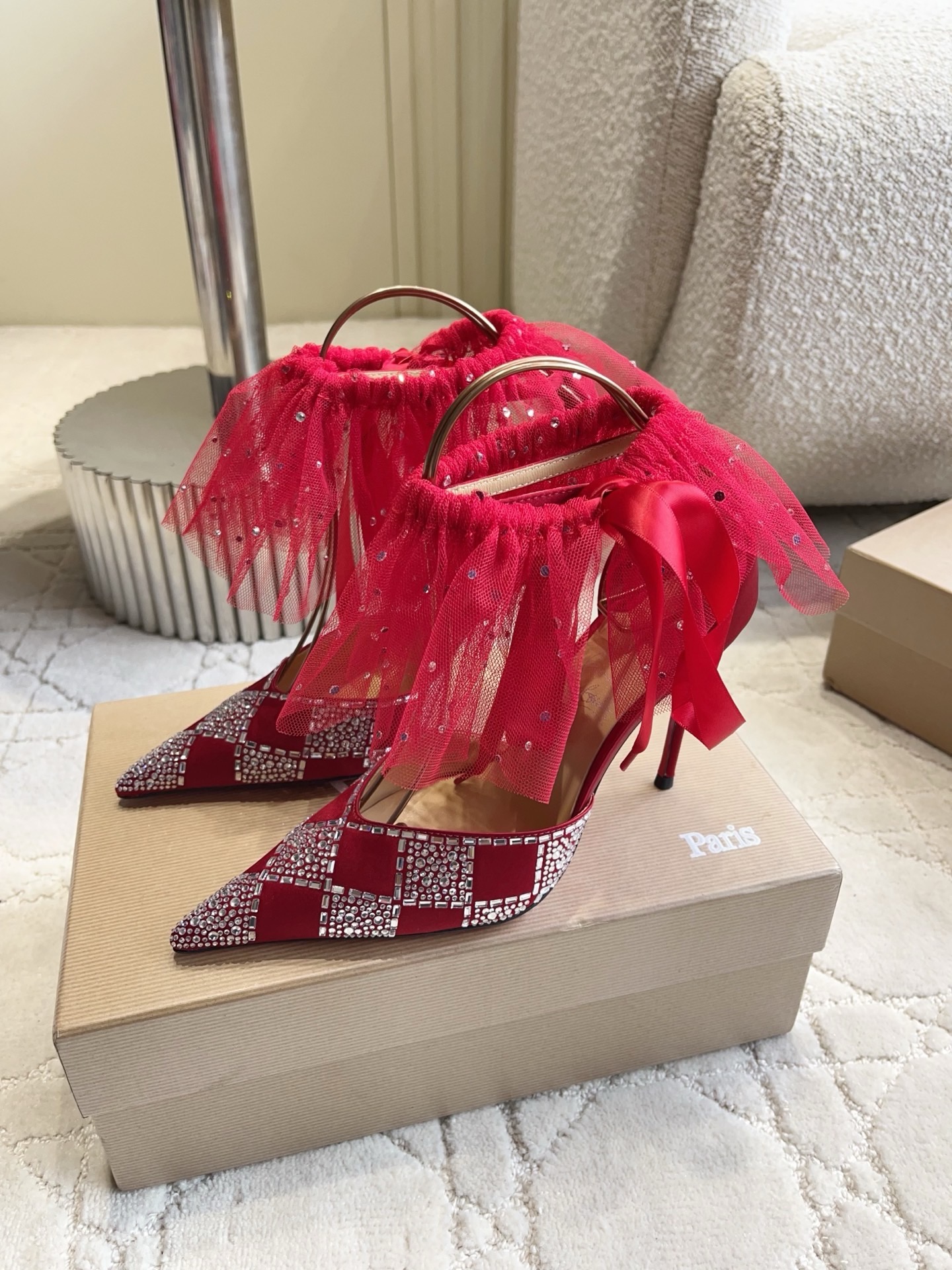 Туфли женские в стиле Christian Louboutin So Kate со съемной сеткой и стразами красного цвета