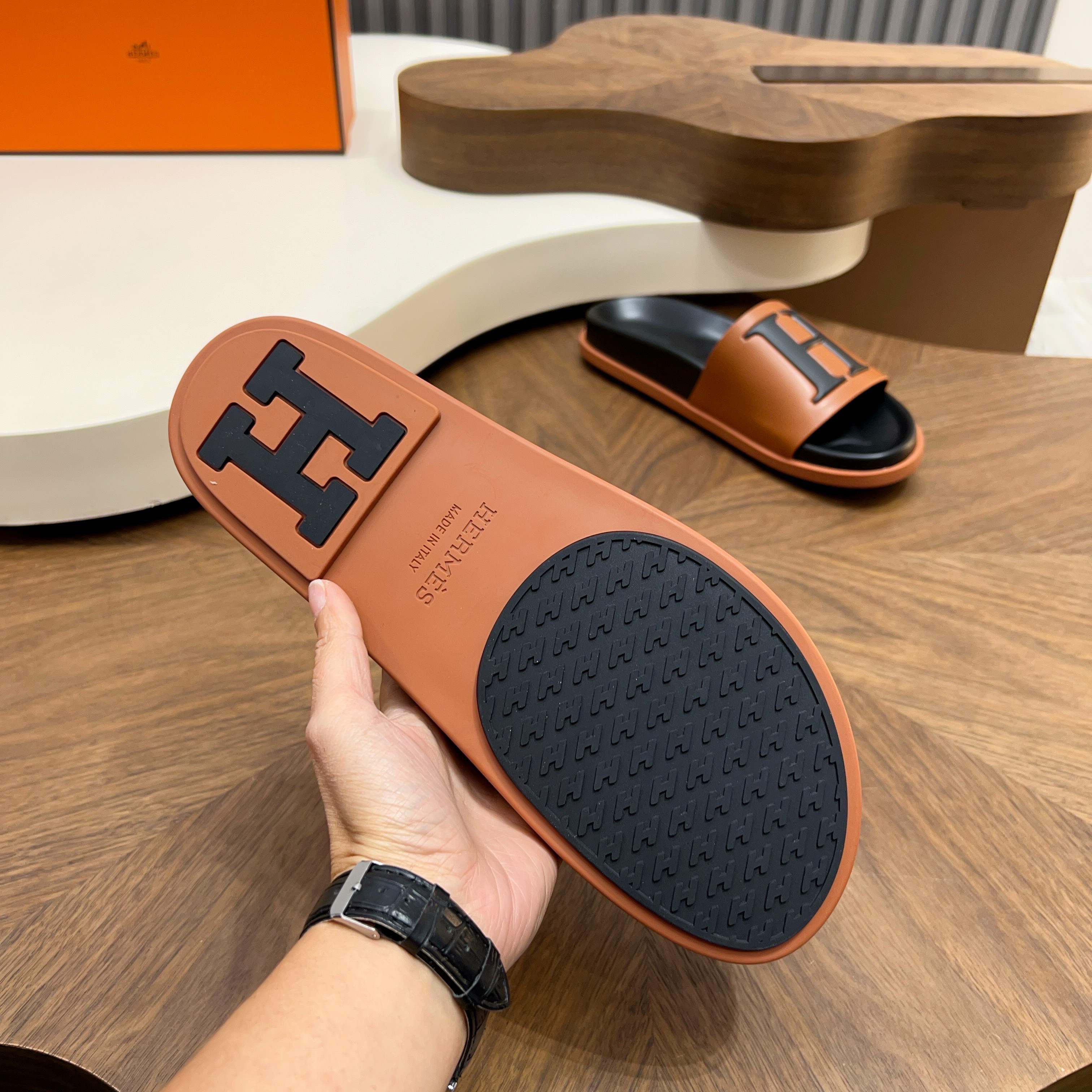 Шлёпанцы мужские в стиле Hermès Oran коричневого цвета