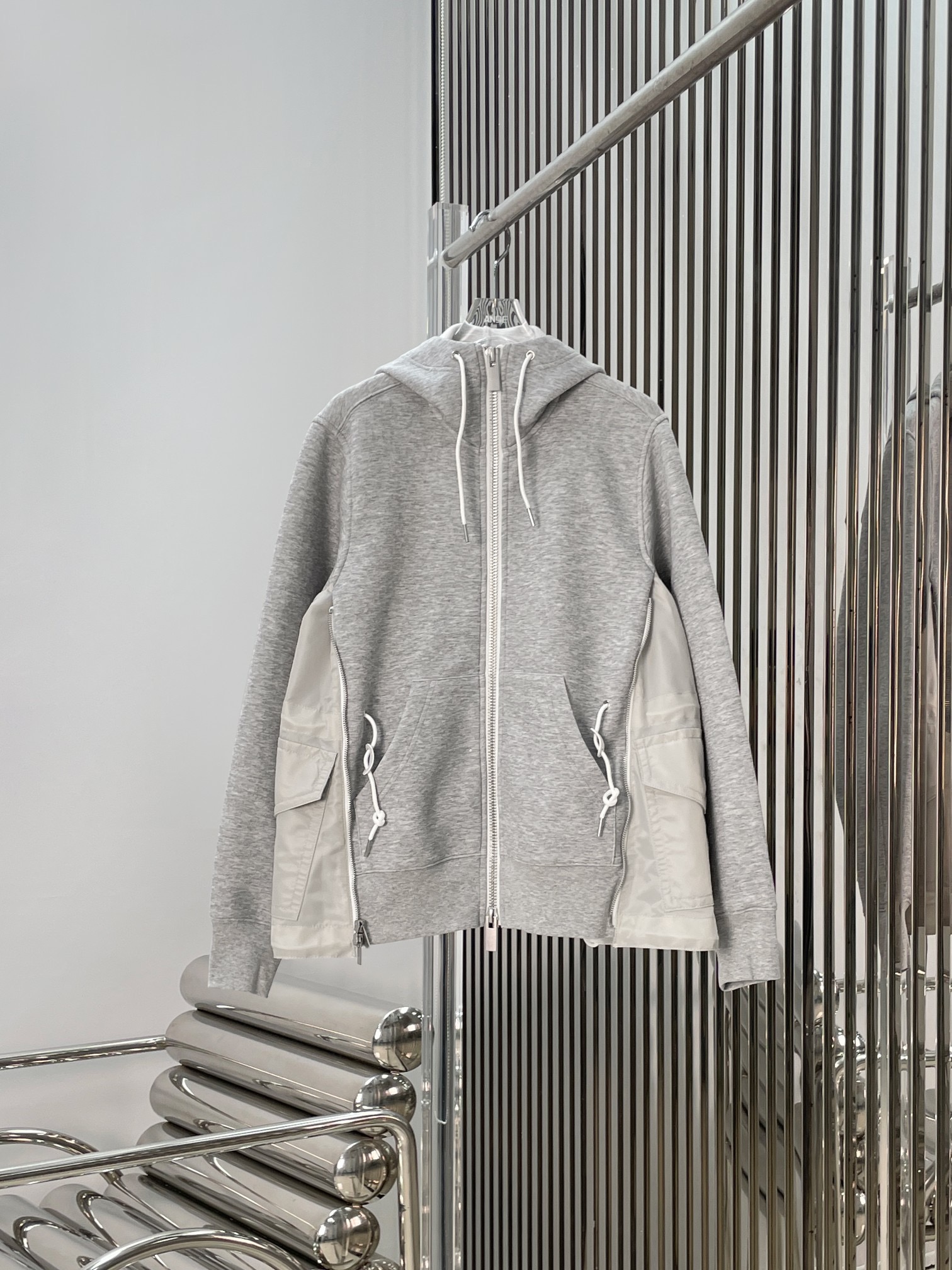 Худи женское в стиле Sacai серого цвета с контрастными вставками и застёжкой на молнии