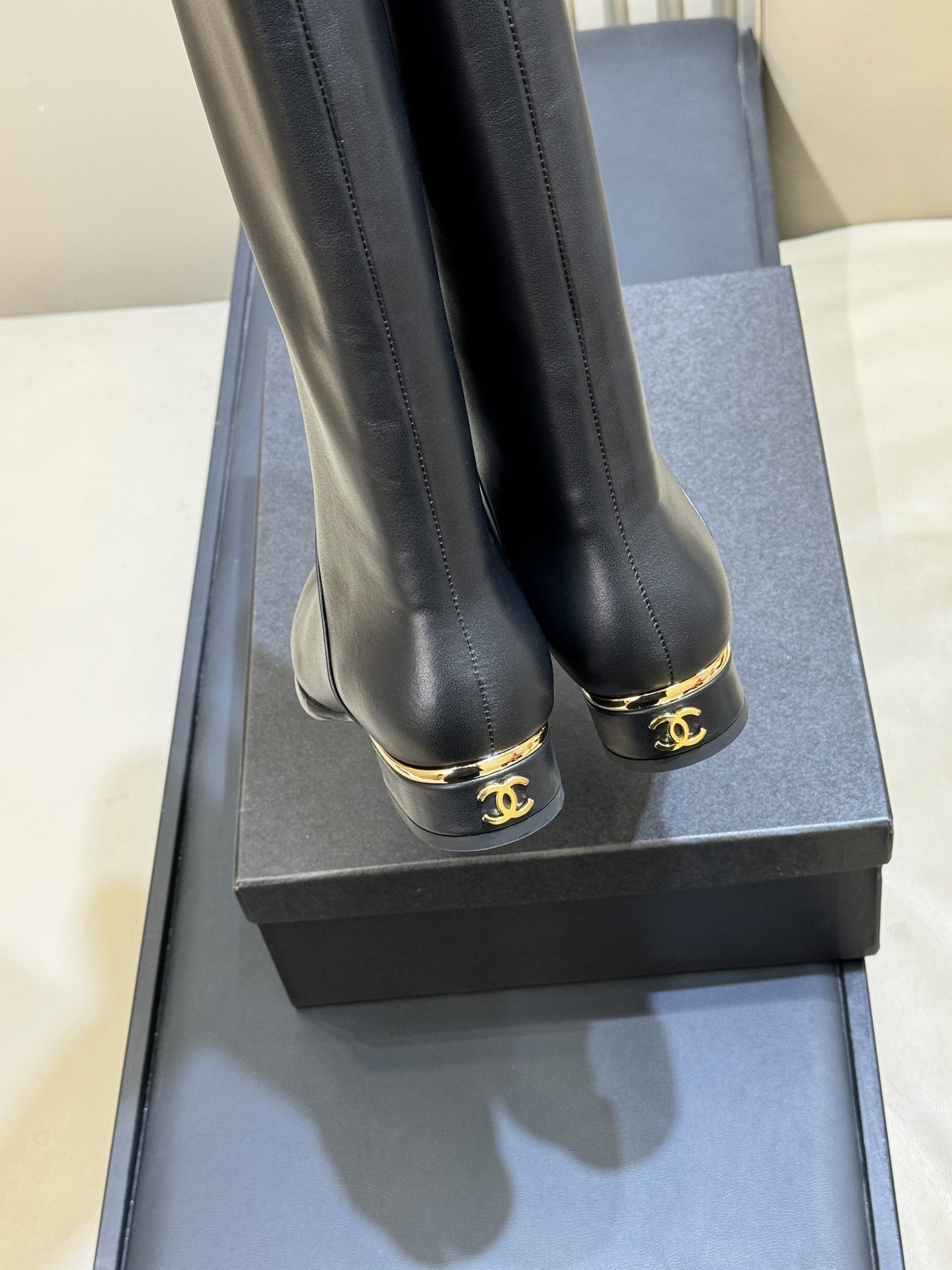 Сапоги женские Chanel Métiers d’art High Boots черного цвета