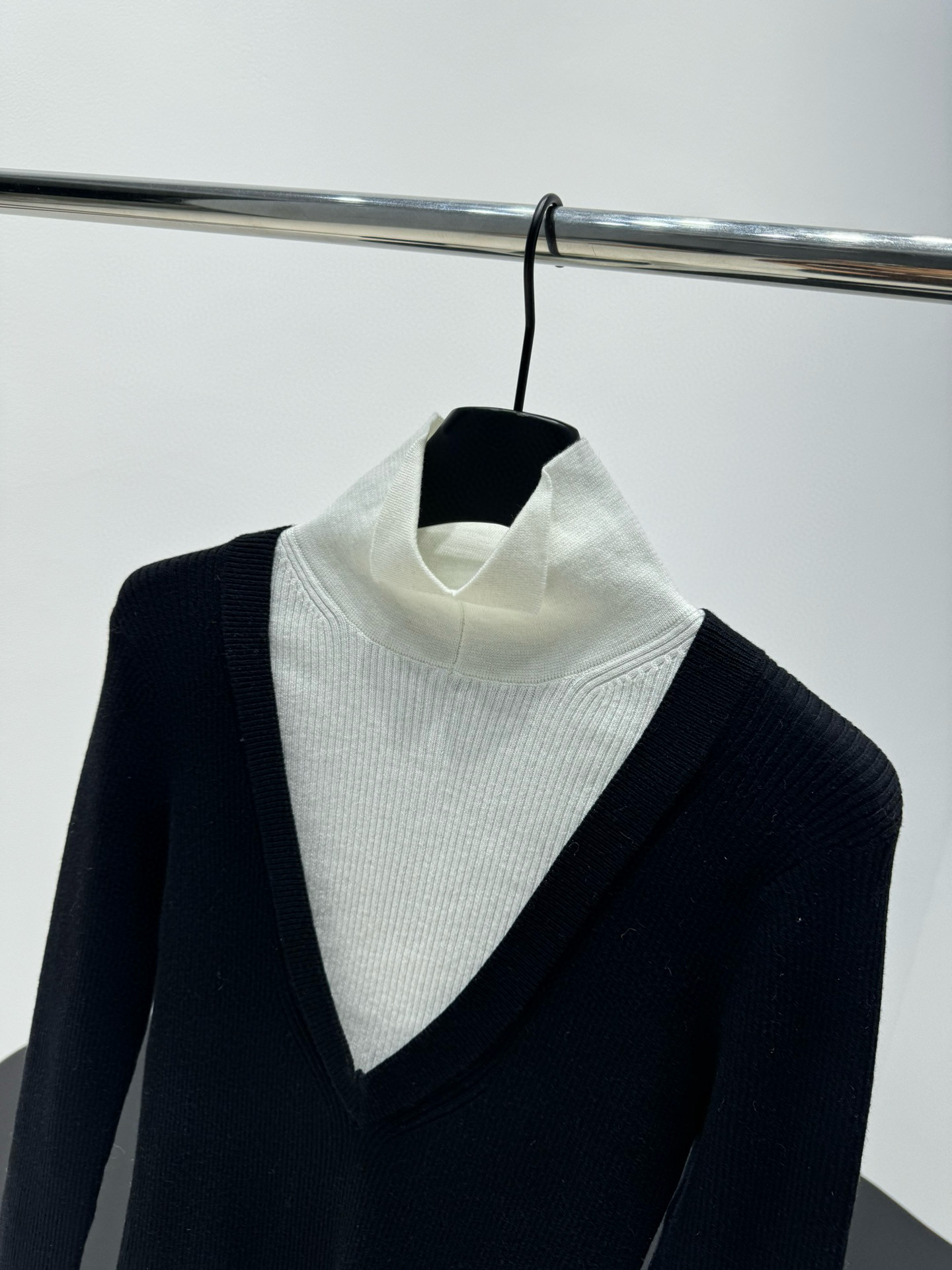 Свитер женский в стиле Chanel Coco Neige из шерстяного трикотажа чёрного цвета с контрастной вставкой