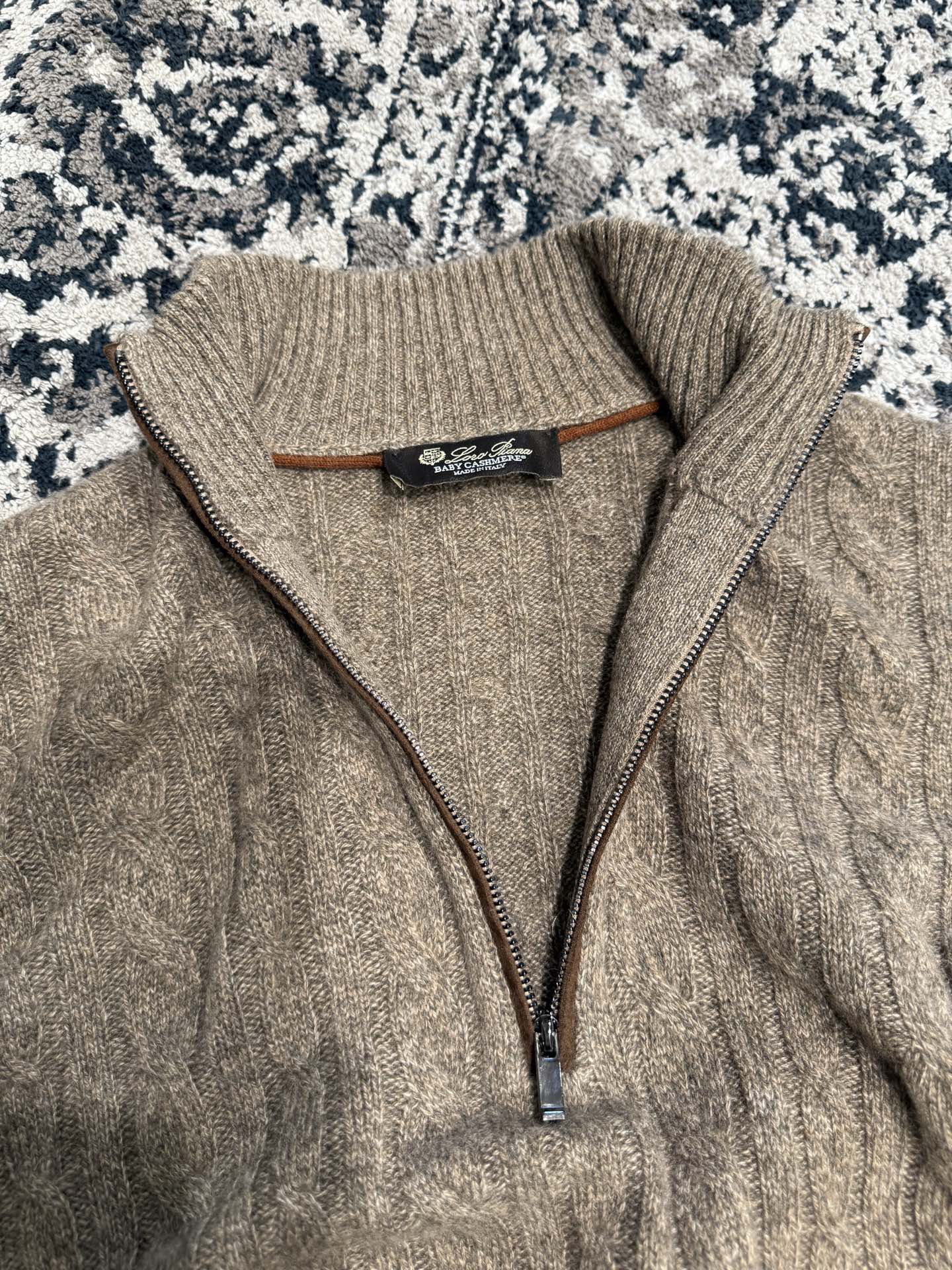 Свитер мужской в стиле Loro Piana из 100% шерсти бежевого цвета с молнией