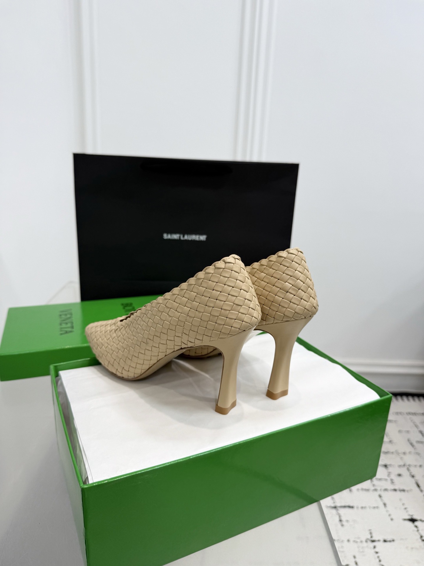 Туфли женские Bottega Veneta Sofia бежевого цвета