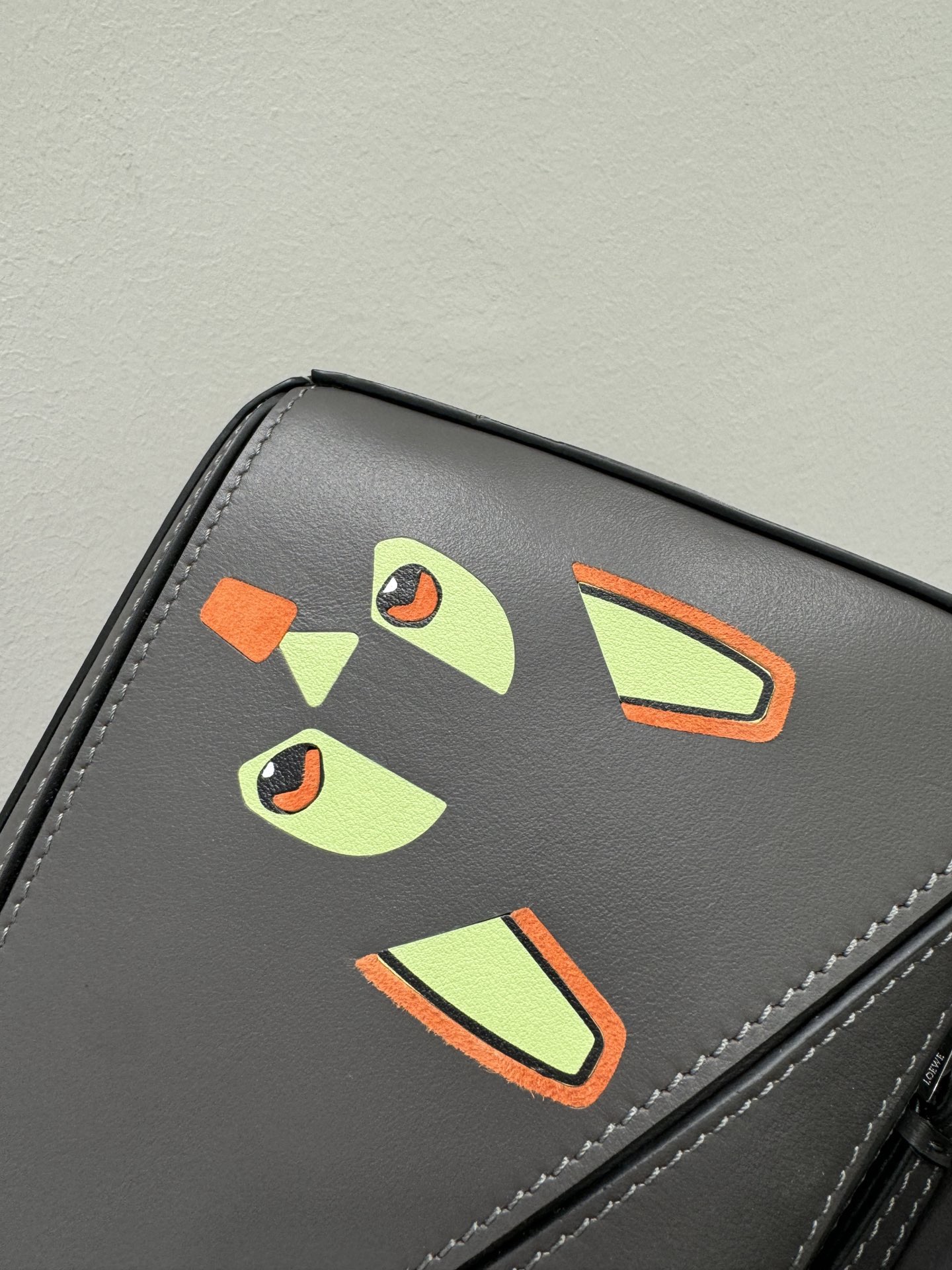 Сумка женская в стиле Loewe Puzzle Louis Wain чёрного цвета с принтом