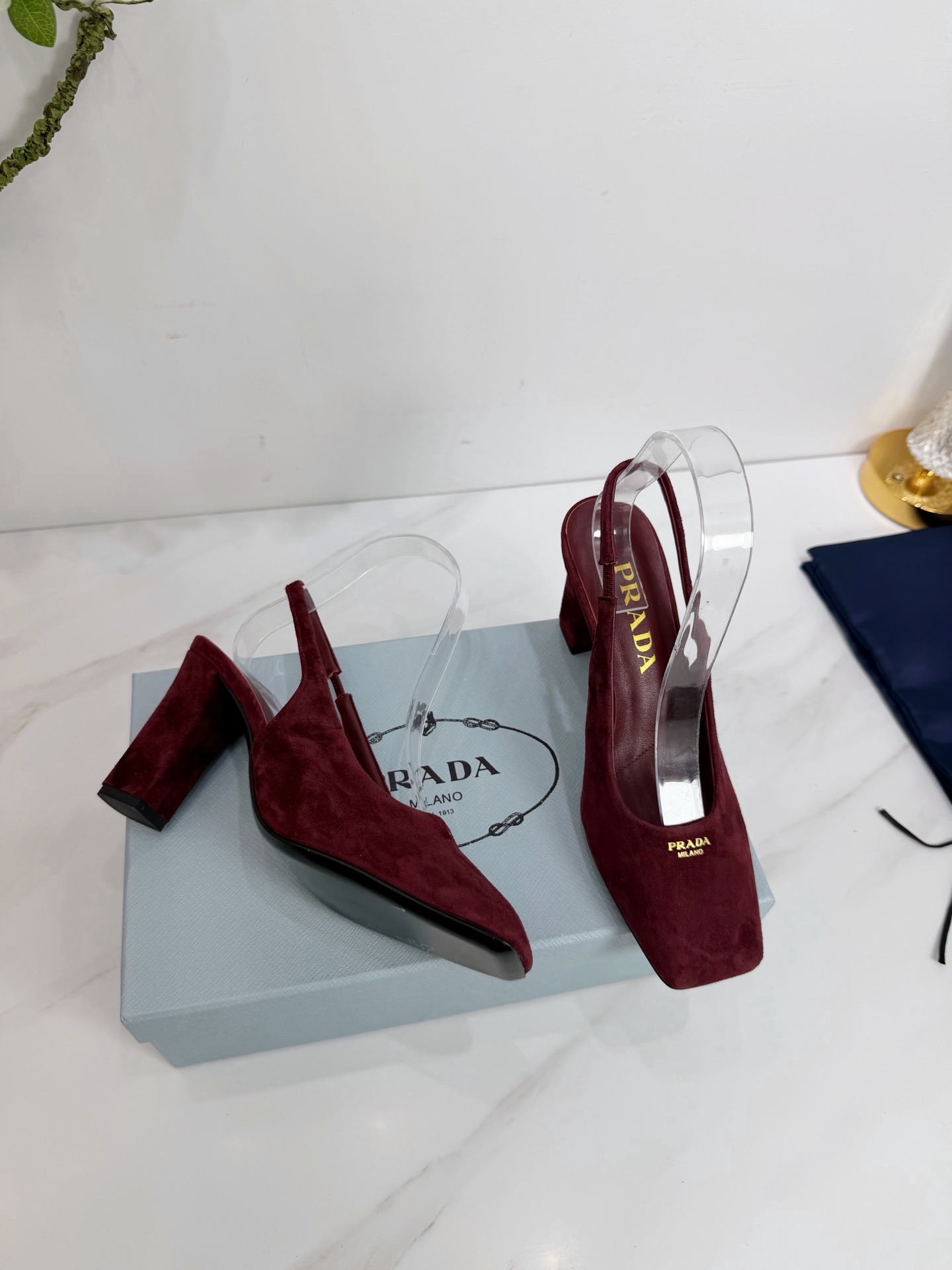 Туфли женские Prada из натуральной замши бордового цвета