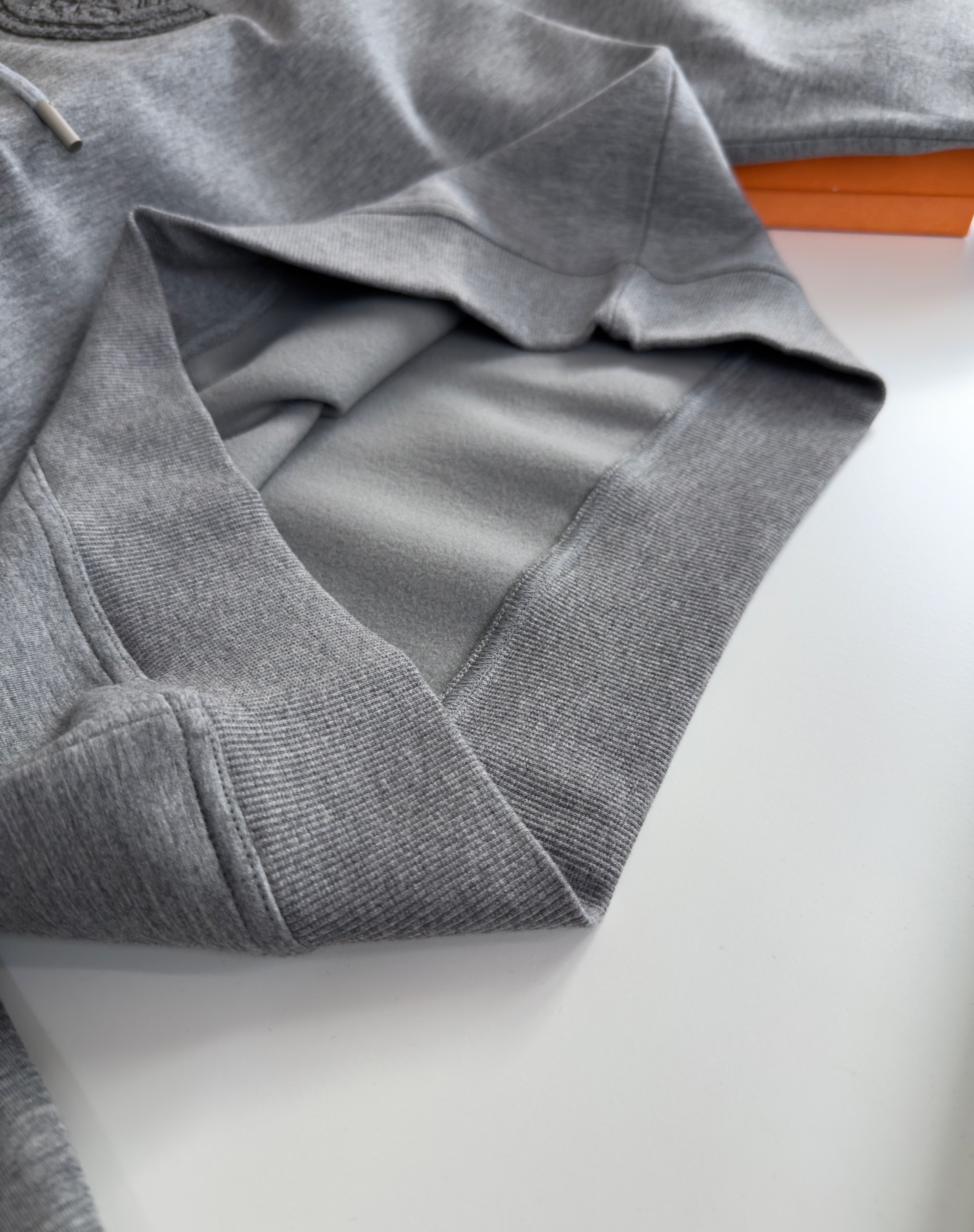 Худи мужское в стиле Hermès с капюшоном и вышивкой серого цвета