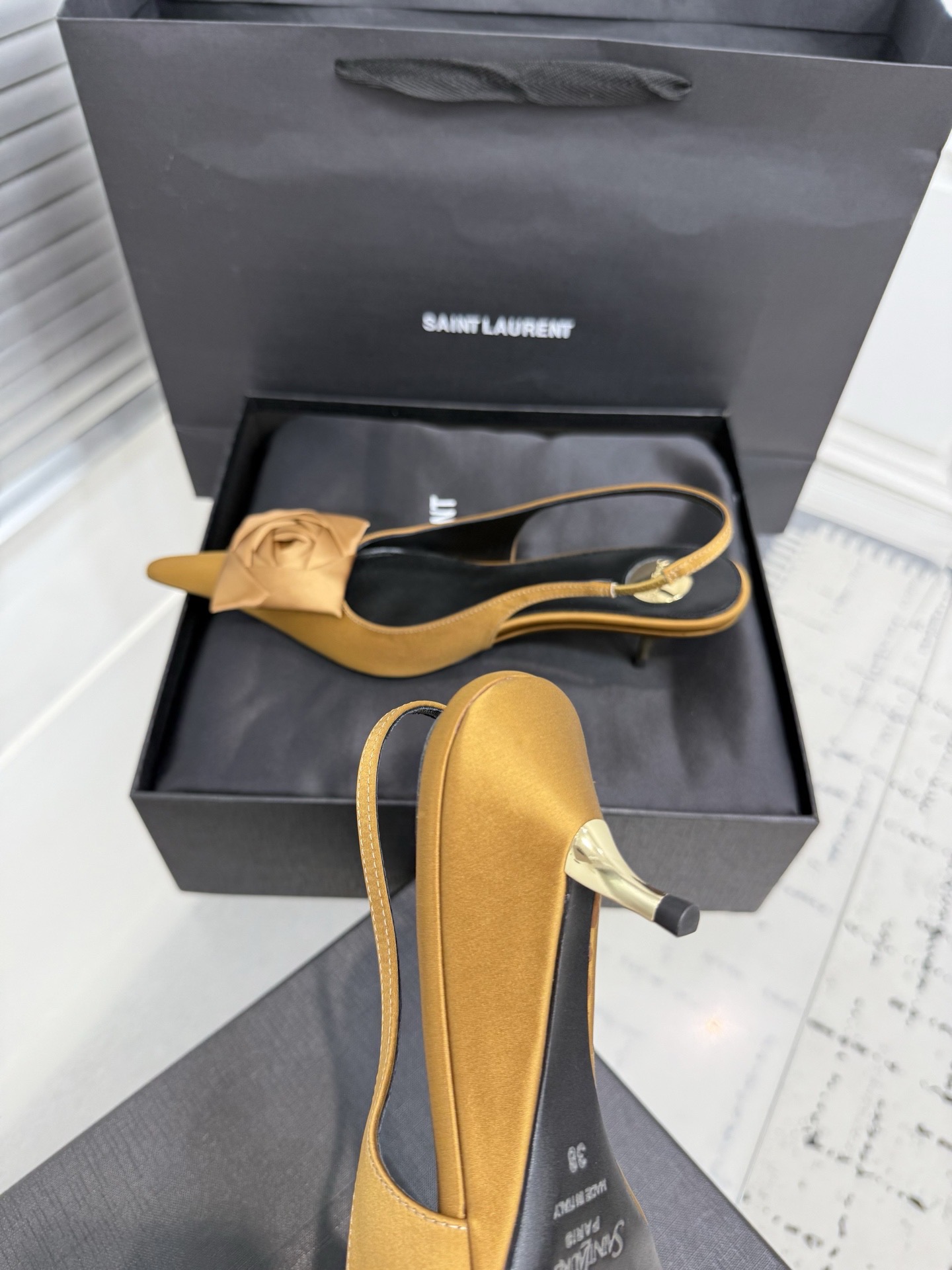 Туфли женские в стиле Saint Laurent жёлтого цвета