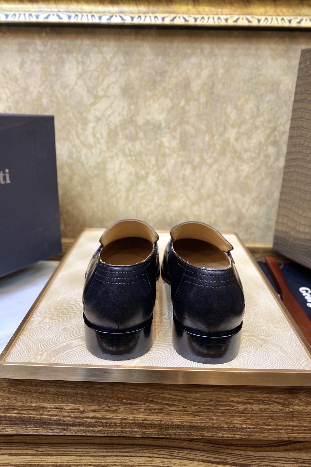 Лоферы мужские в стиле Berluti из кожи крокодила и натуральной кожи черного цвета
