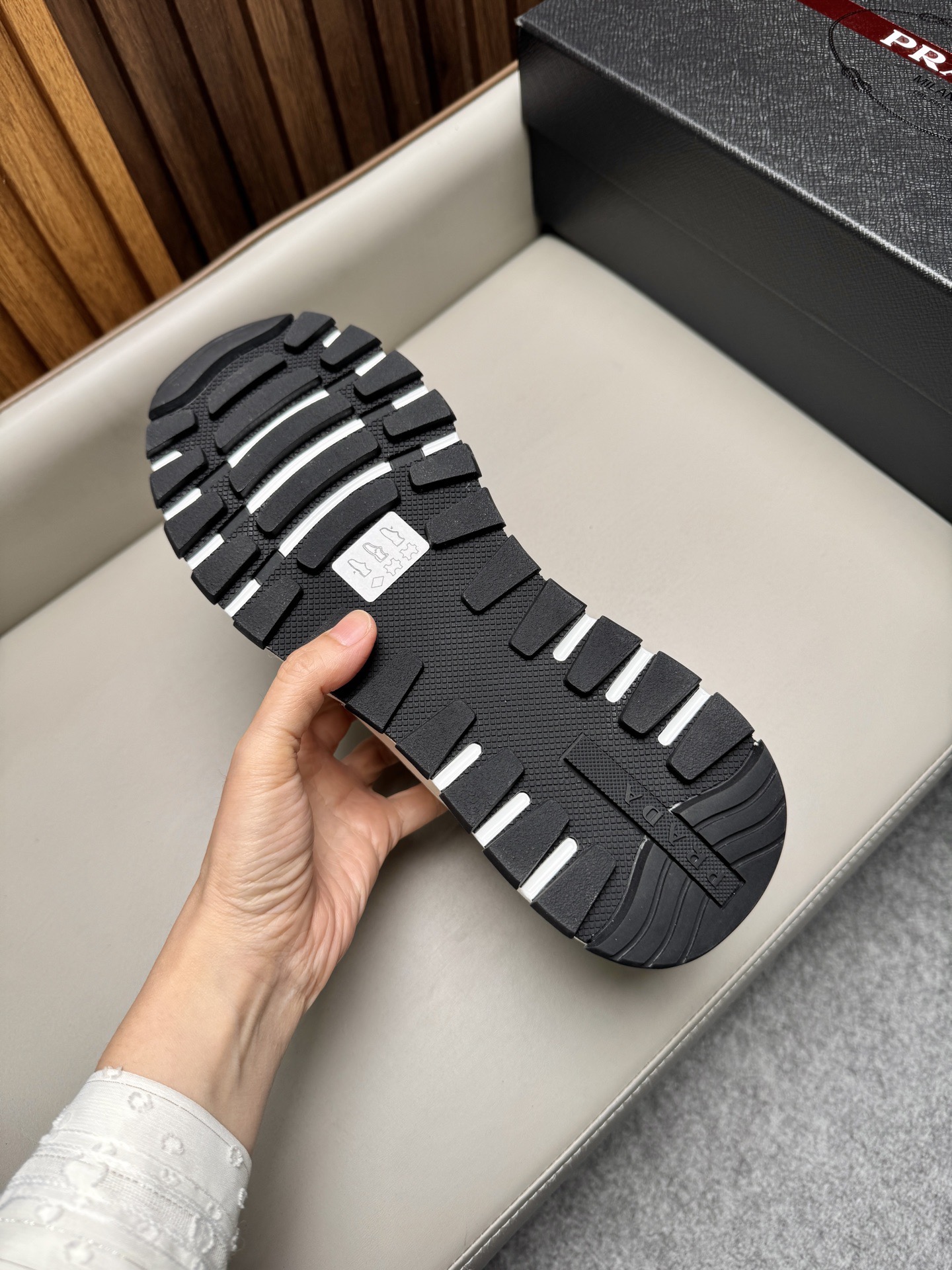 Кроссовки мужские в стиле Prada белого цвета с черными вставками