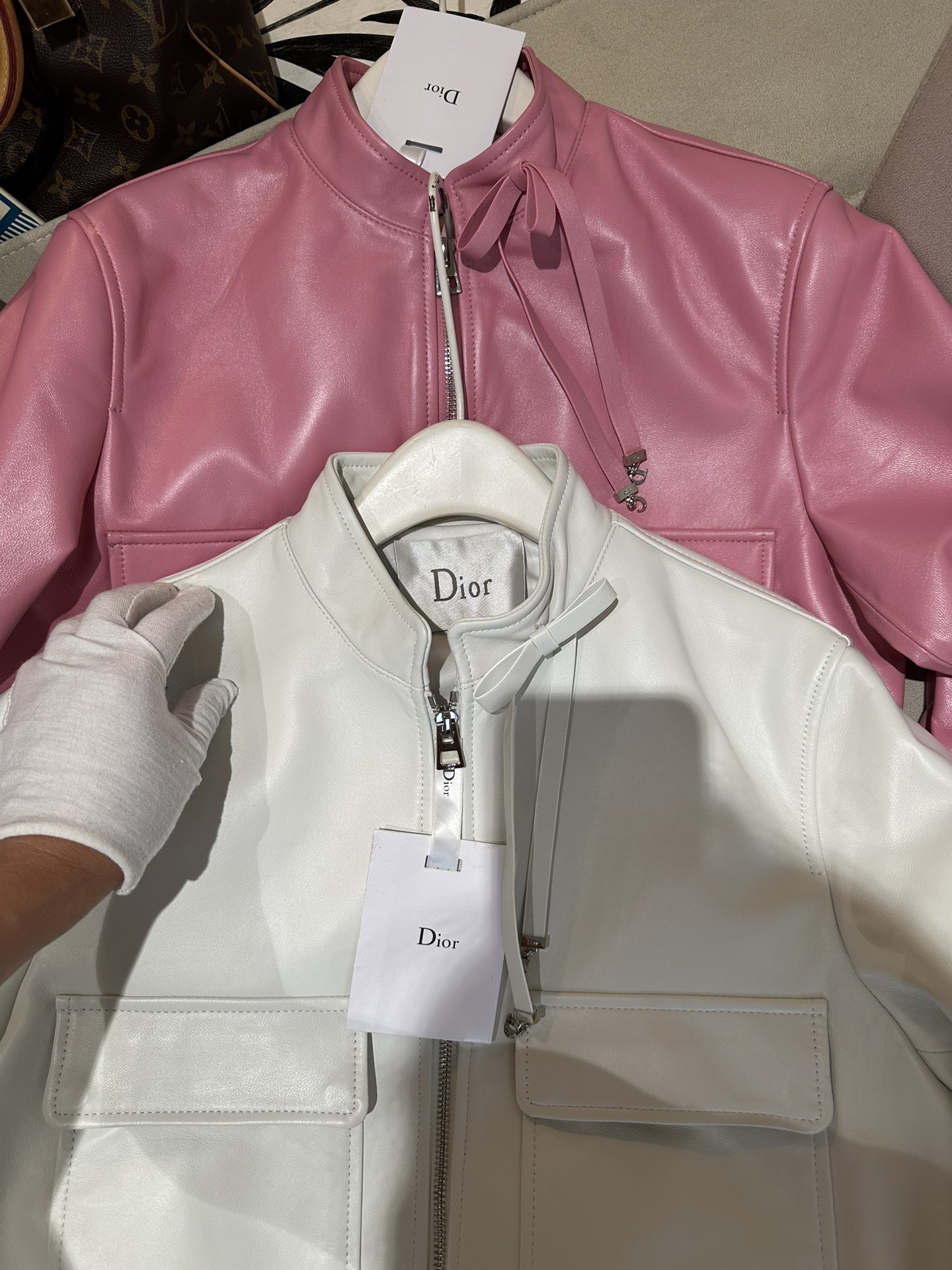 Куртка женская в стиле Dior из натуральной кожи молочного цвета укороченная с воротником-стойкой