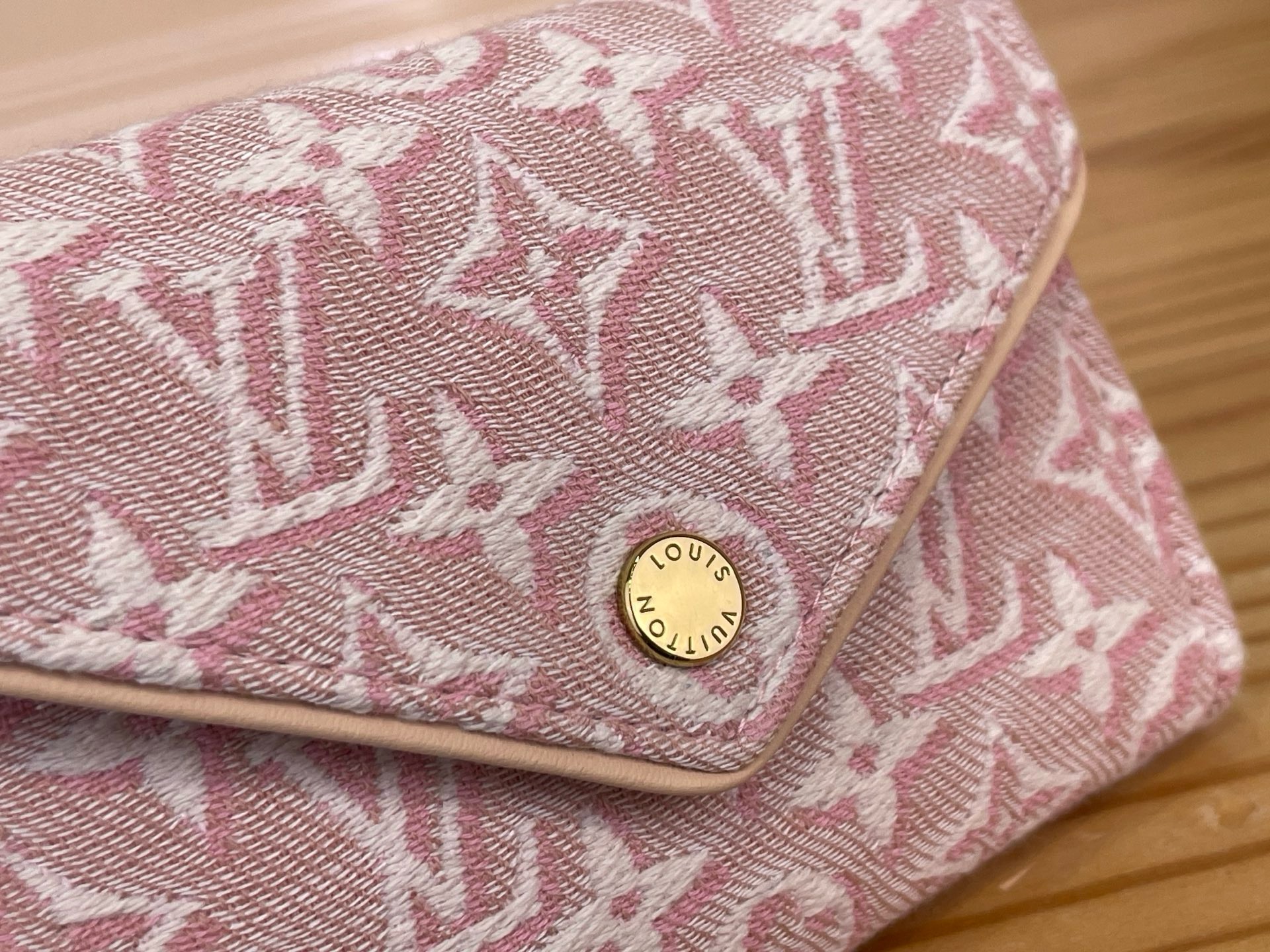Кошелёк женский Louis Vuitton Victorine розового цвета