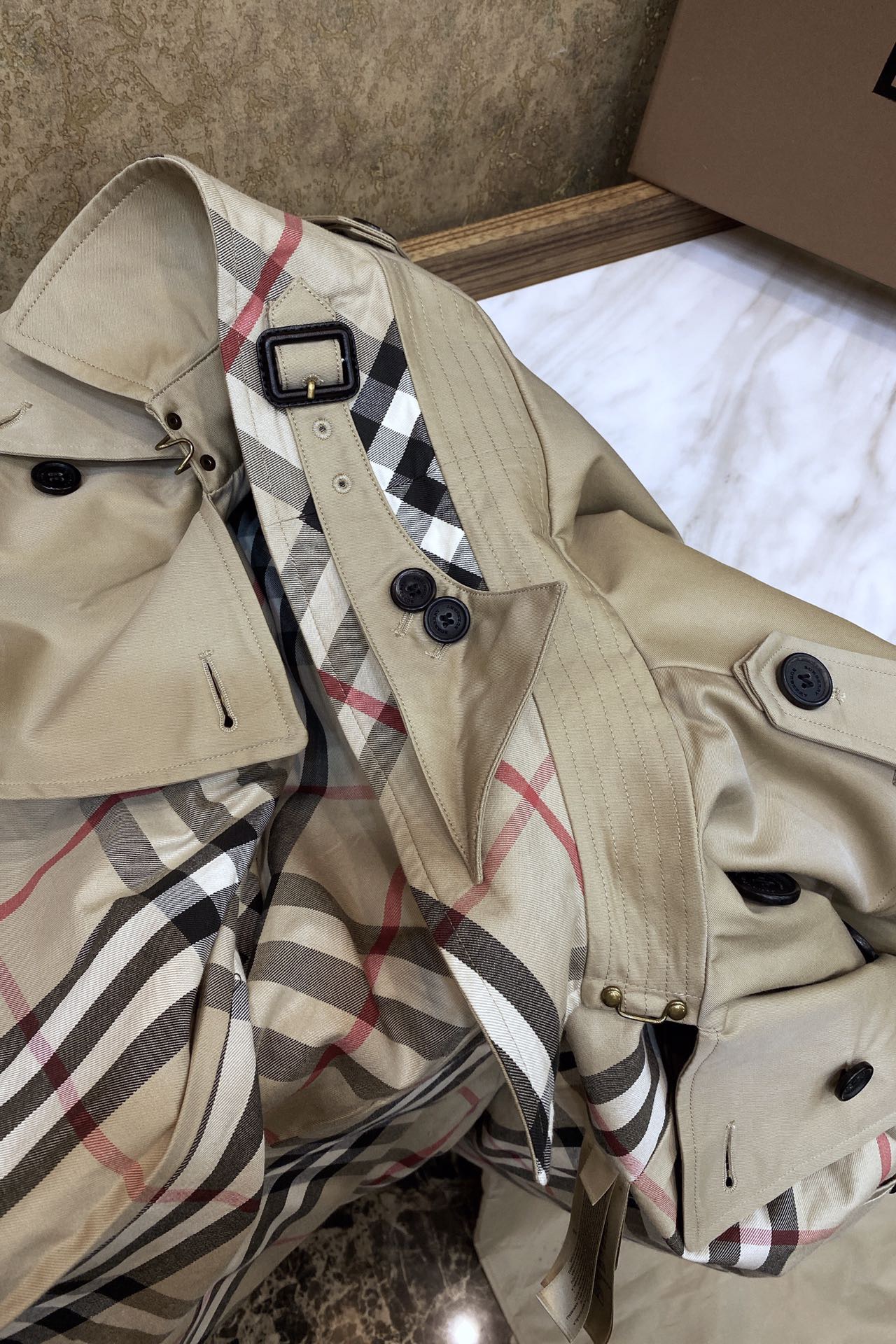 Тренч мужской в стиле Burberry укороченный бежевого цвета