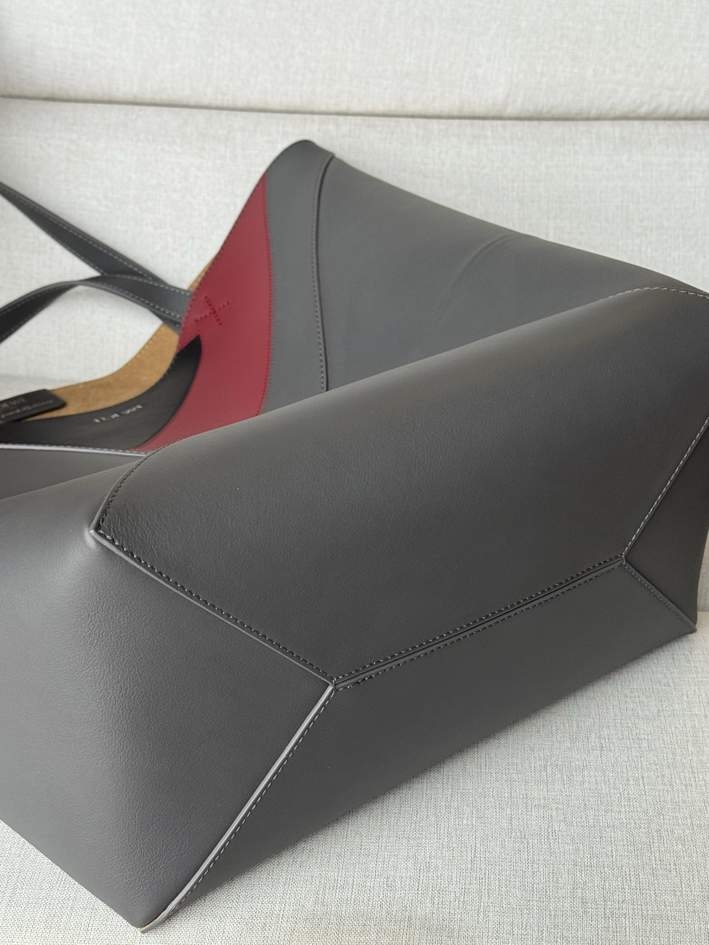 Сумка женская в стиле Loewe Puzzle Fold XL серого цвета с контрастной отделкой