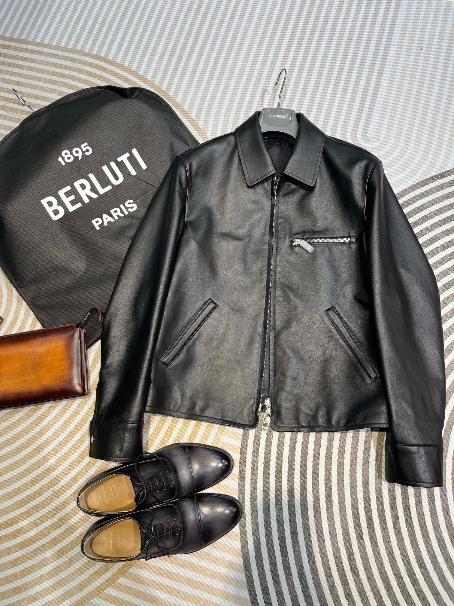 Куртка мужская Berluti чёрного цвета с отложным воротником и молнией
