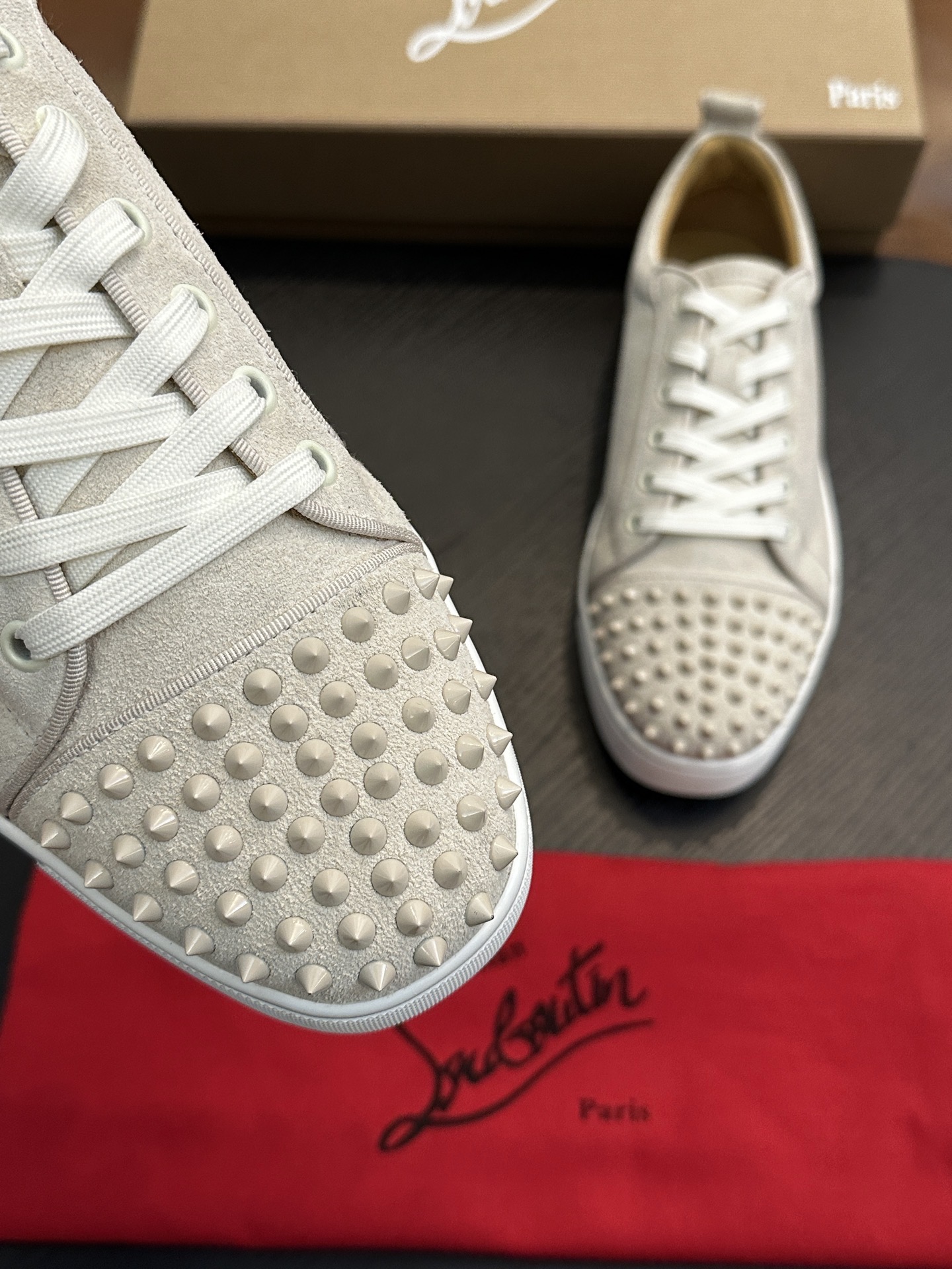 Кроссовки мужские в стиле Christian Louboutin молочно-белого цвета с шипами и белой подошвой