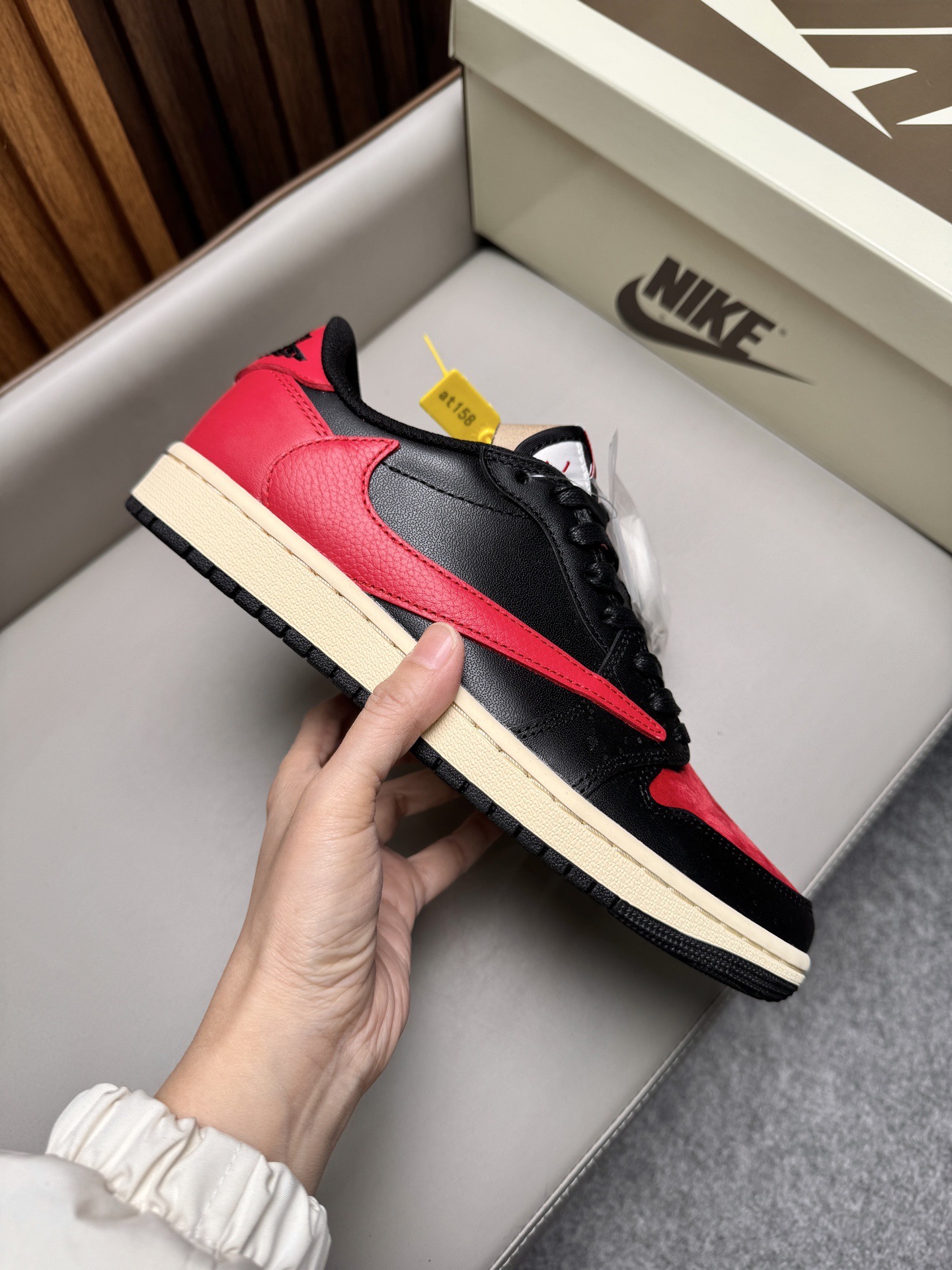 Кроссовки унисекс в стиле Travis Scott x Air Jordan 1 Low чёрно-красного цвета